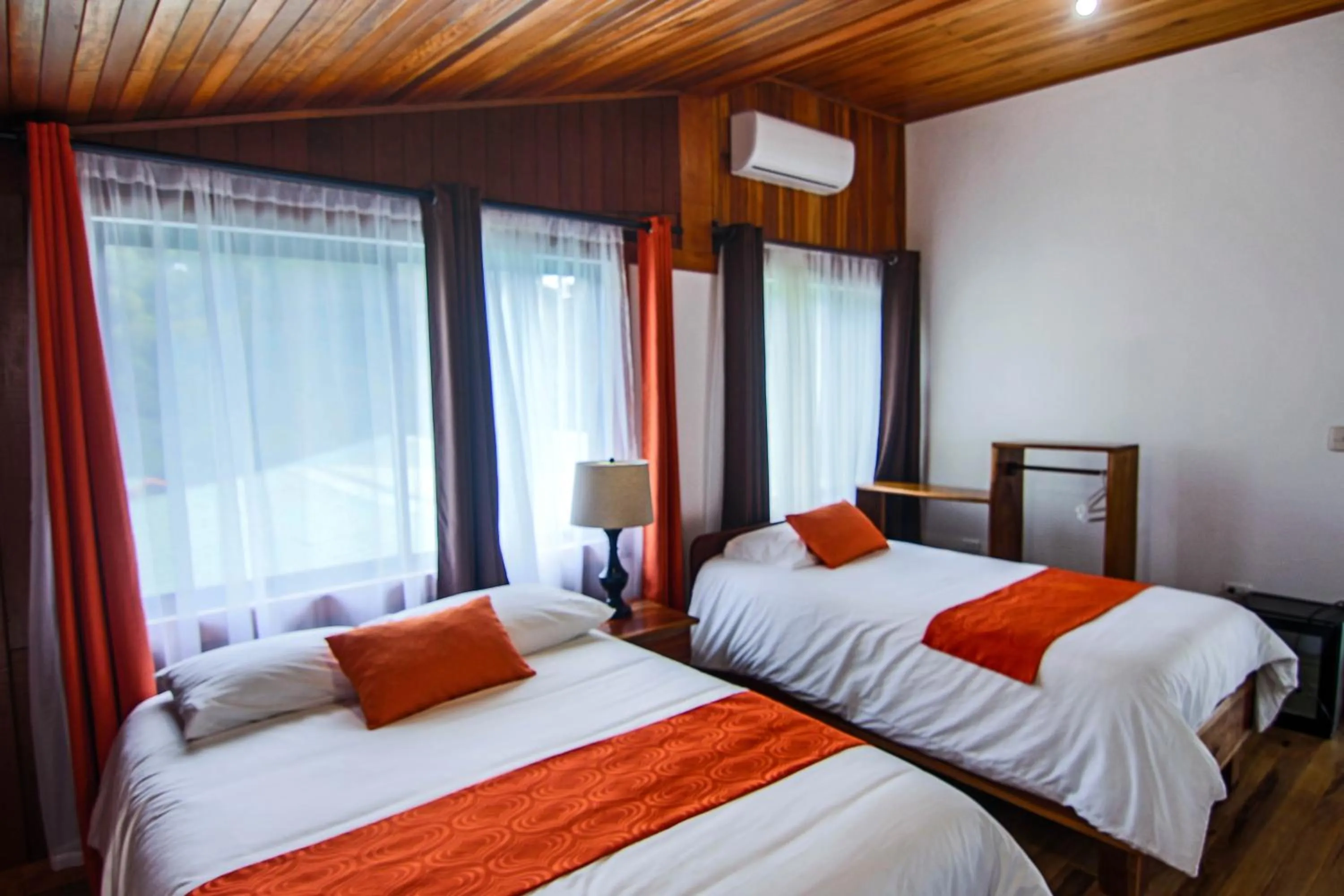 Photo of the whole room, Bed in Mar Inn Costa Rica