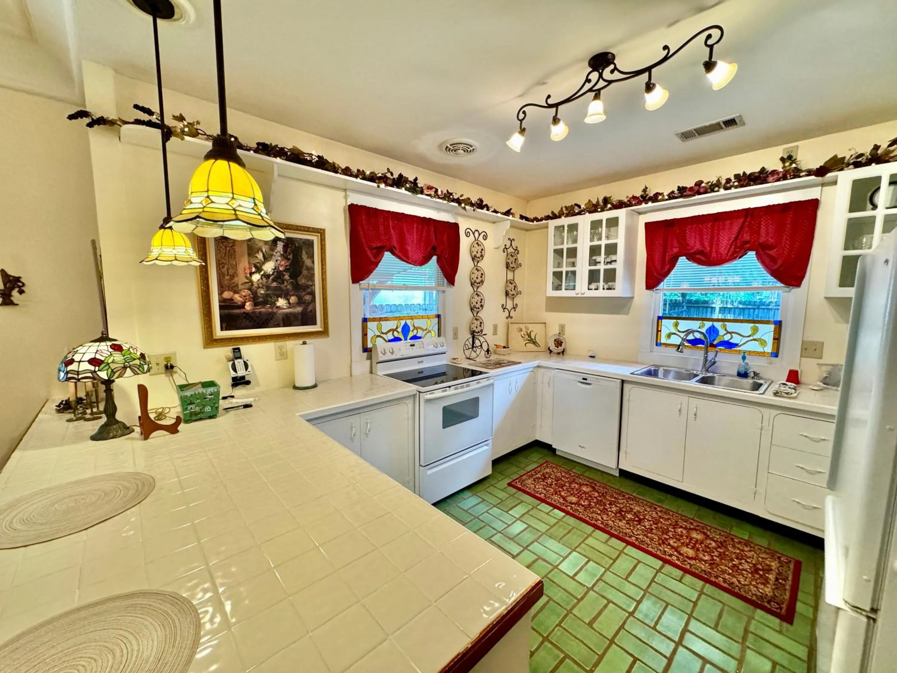 Kitchen or kitchenette in Riverbend Motel & Cabins