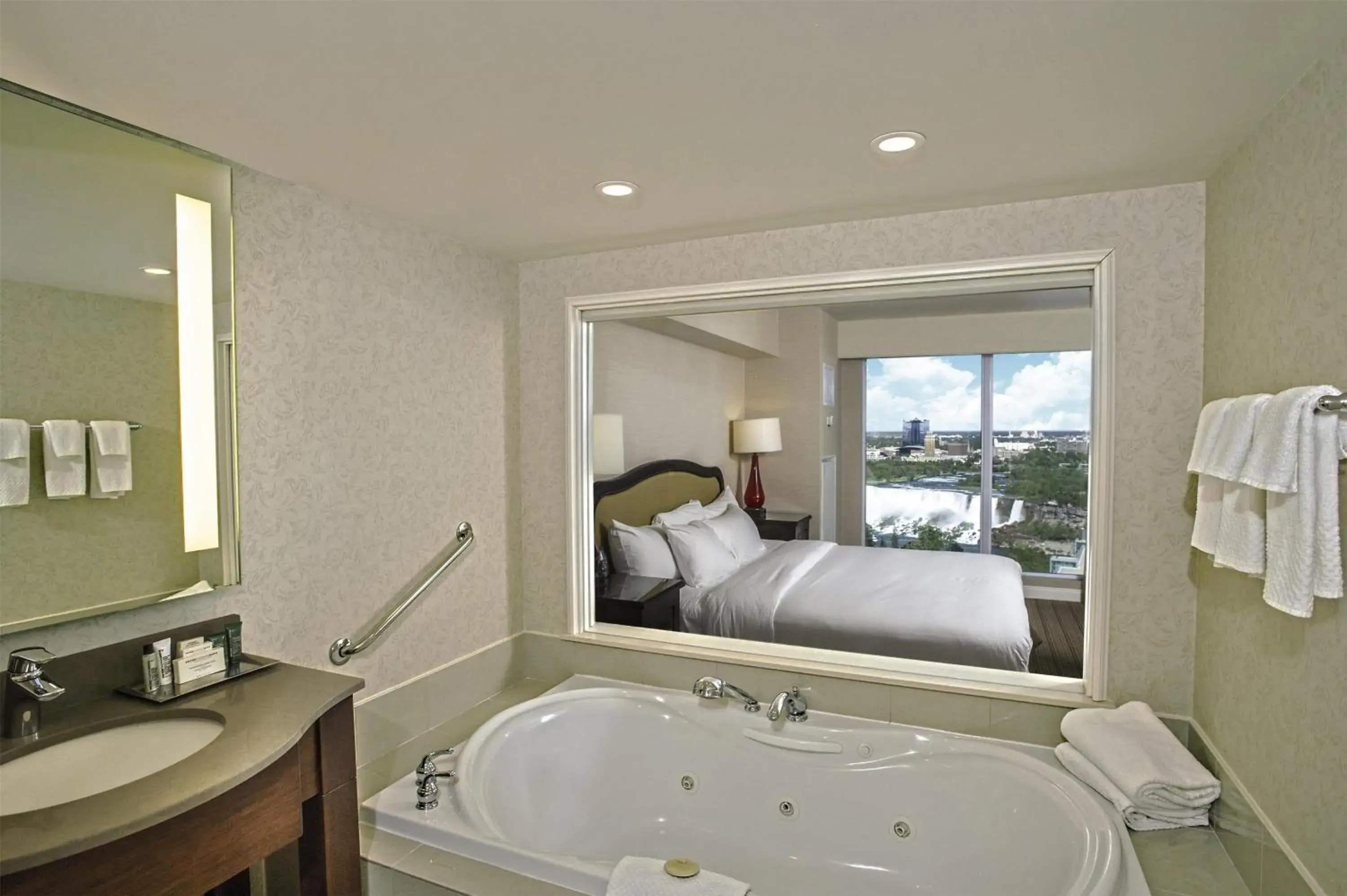 Bed in Hilton Niagara Falls/ Fallsview Hotel and Suites Bed in Hilton Niagara Falls/ Fallsview Hotel and Suites