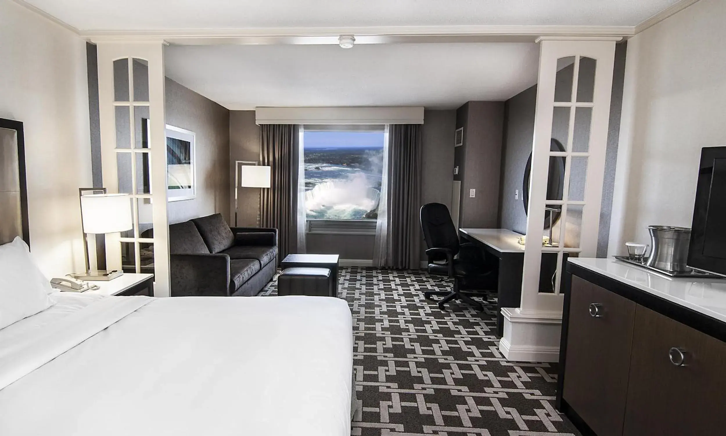 Bed in Hilton Niagara Falls/ Fallsview Hotel and Suites Bed in Hilton Niagara Falls/ Fallsview Hotel and Suites