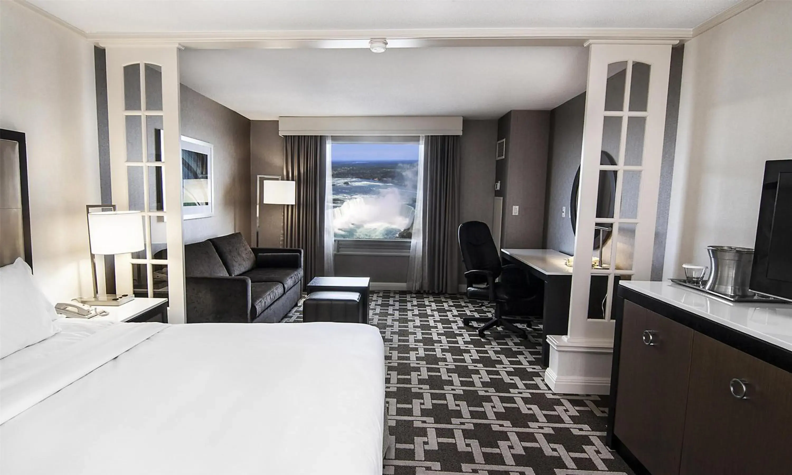 Bed in Hilton Niagara Falls/ Fallsview Hotel and Suites Bed in Hilton Niagara Falls/ Fallsview Hotel and Suites