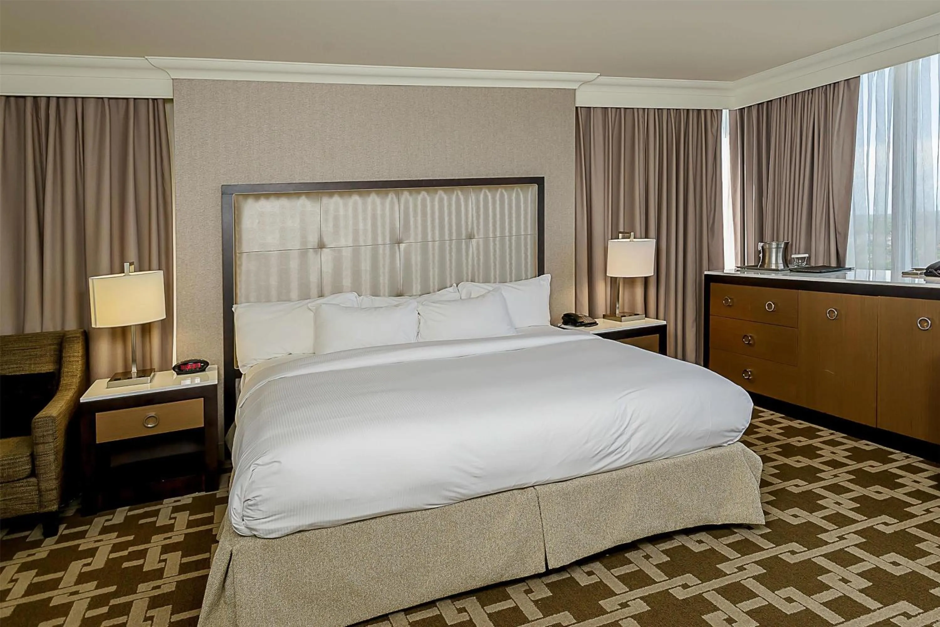 Bed in Hilton Niagara Falls/ Fallsview Hotel and Suites