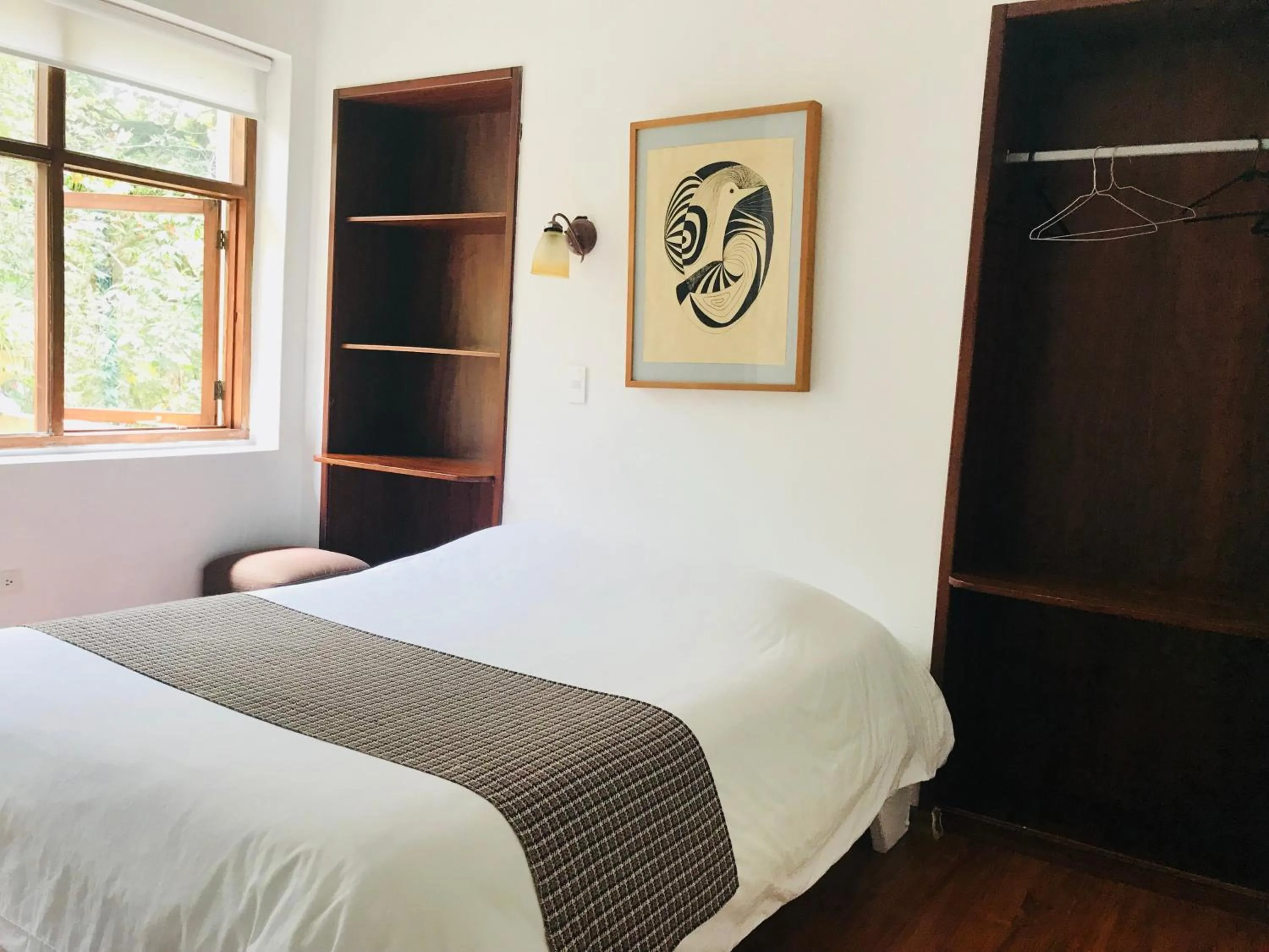 Property building, Bed in Hostal Posada del Maple