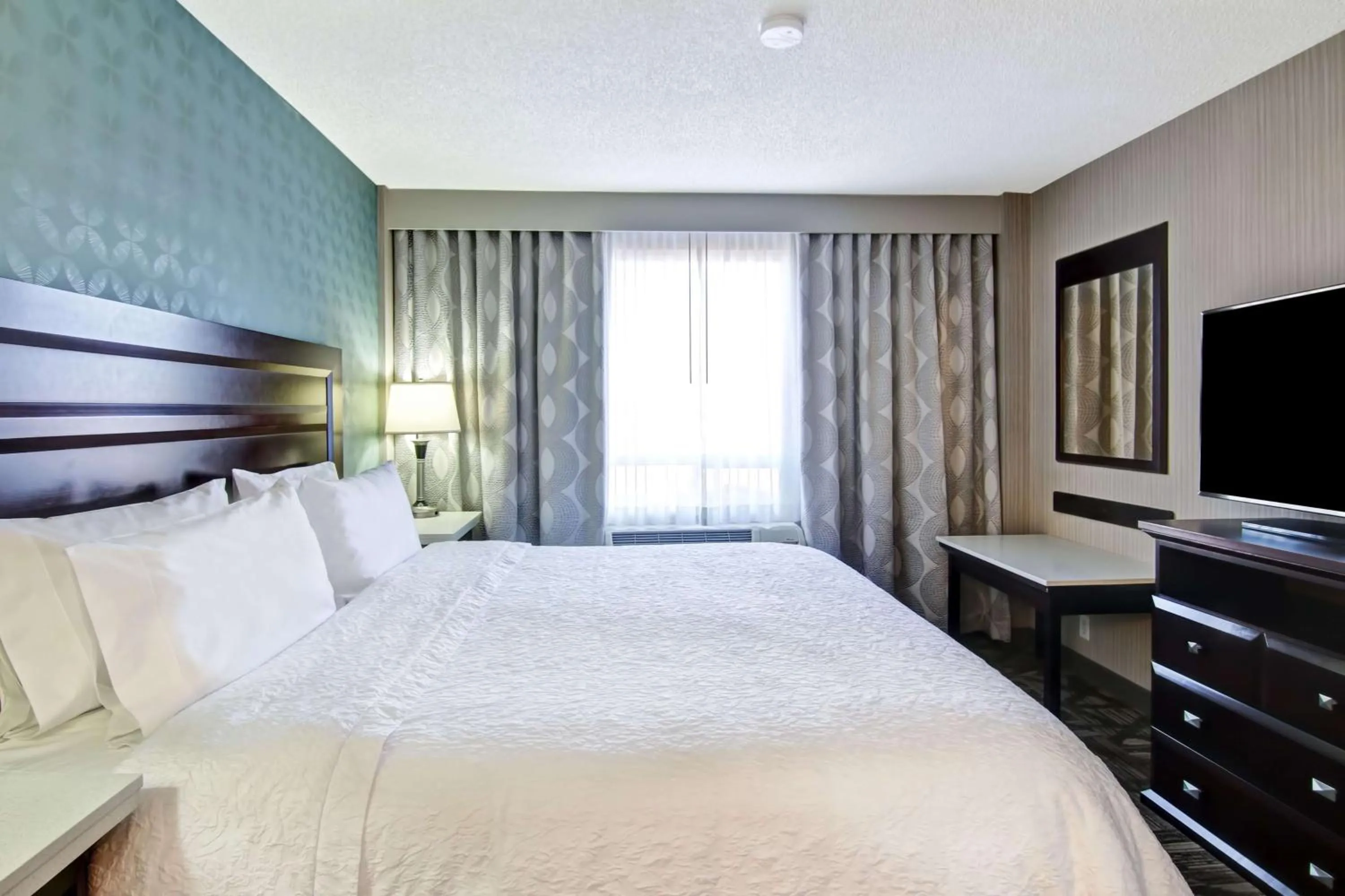 Bedroom, Bed in Hampton Inn & Suites by Hilton Calgary-Airport