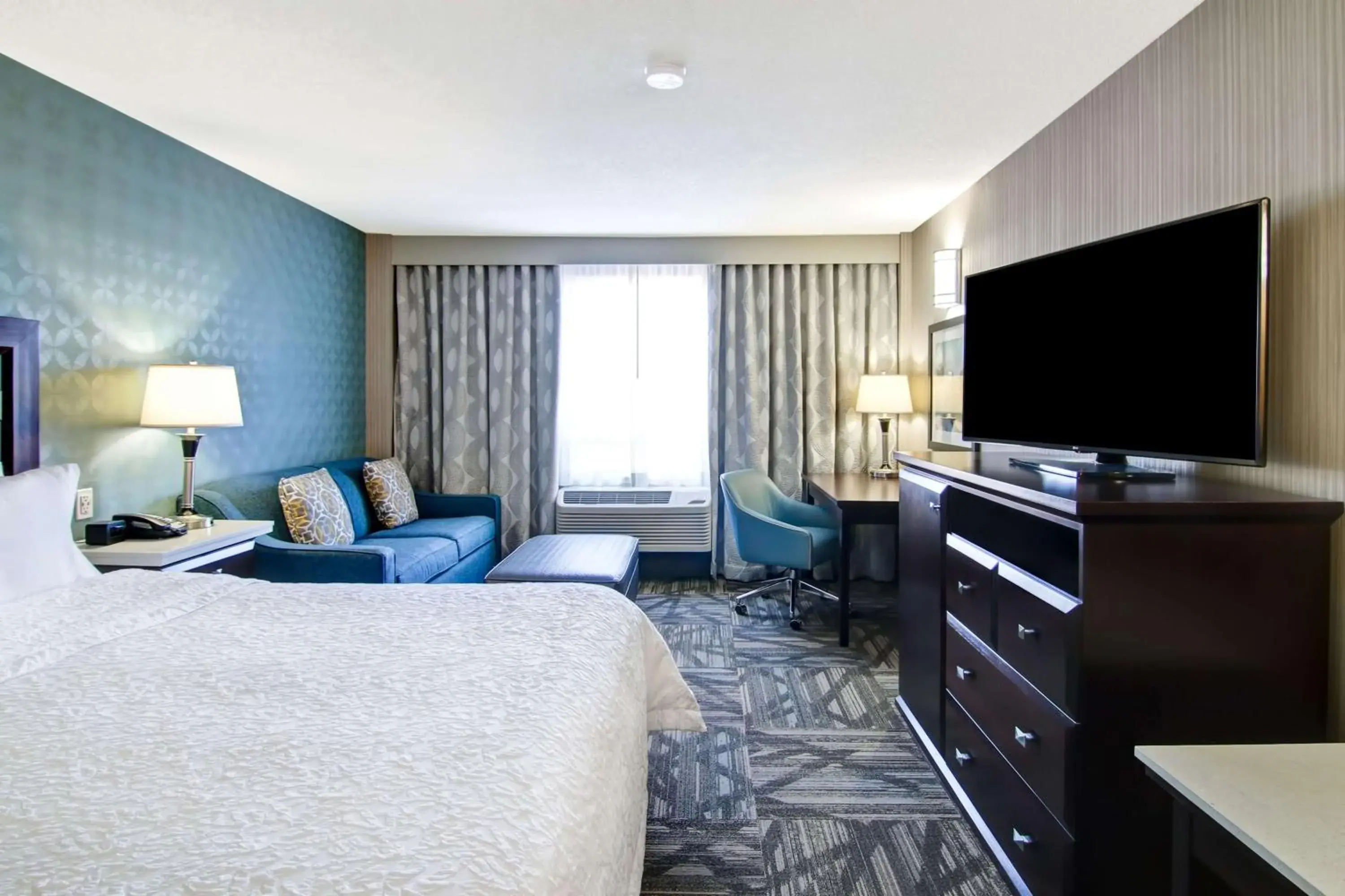King Room - Disability Access/Non-Smoking in Hampton Inn & Suites by Hilton Calgary-Airport King Room - Disability Access/Non-Smoking in Hampton Inn & Suites by Hilton Calgary-Airport