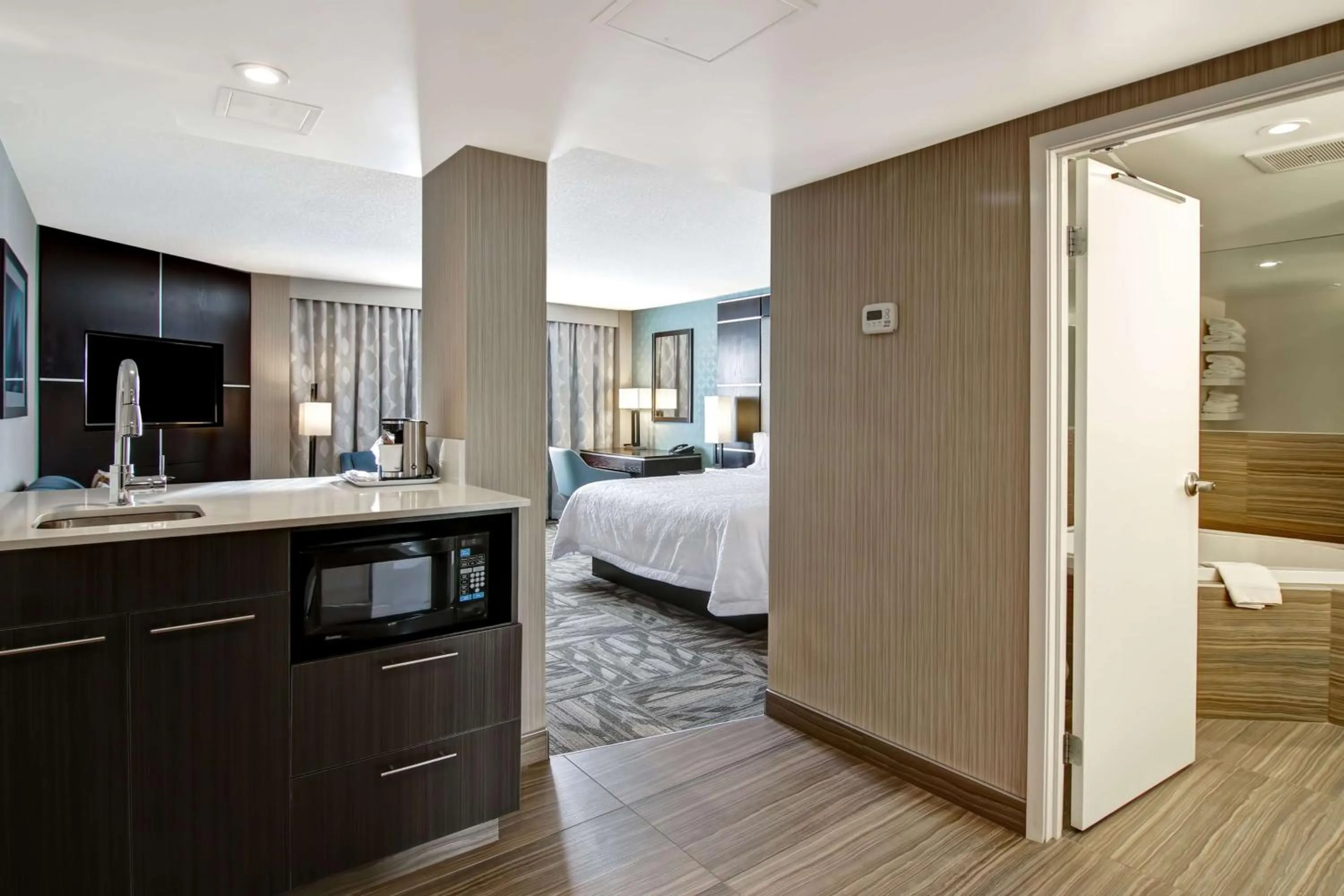Bedroom, Bed in Hampton Inn & Suites by Hilton Calgary-Airport