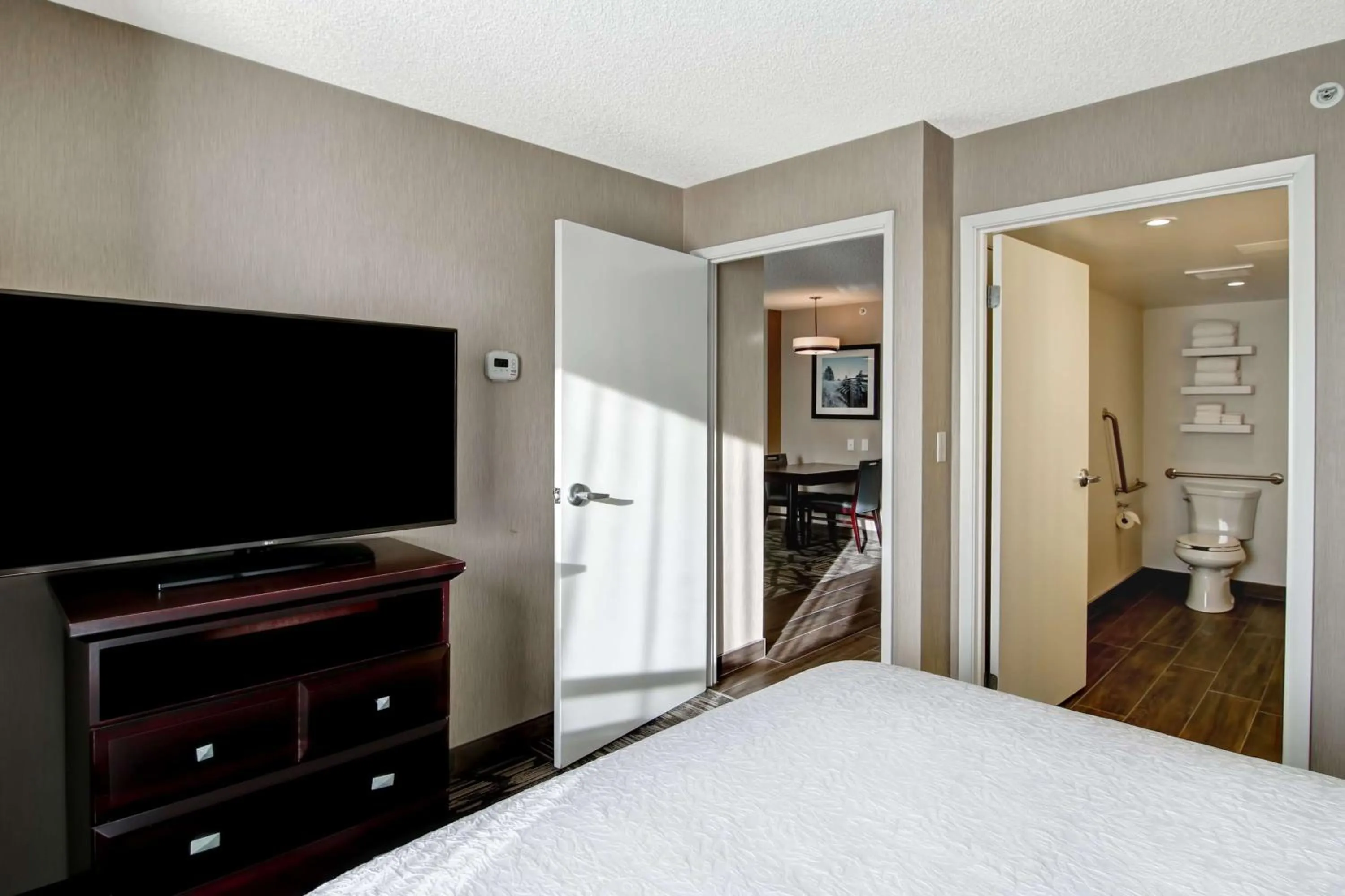 Bedroom, Bed in Hampton Inn & Suites by Hilton Calgary-Airport