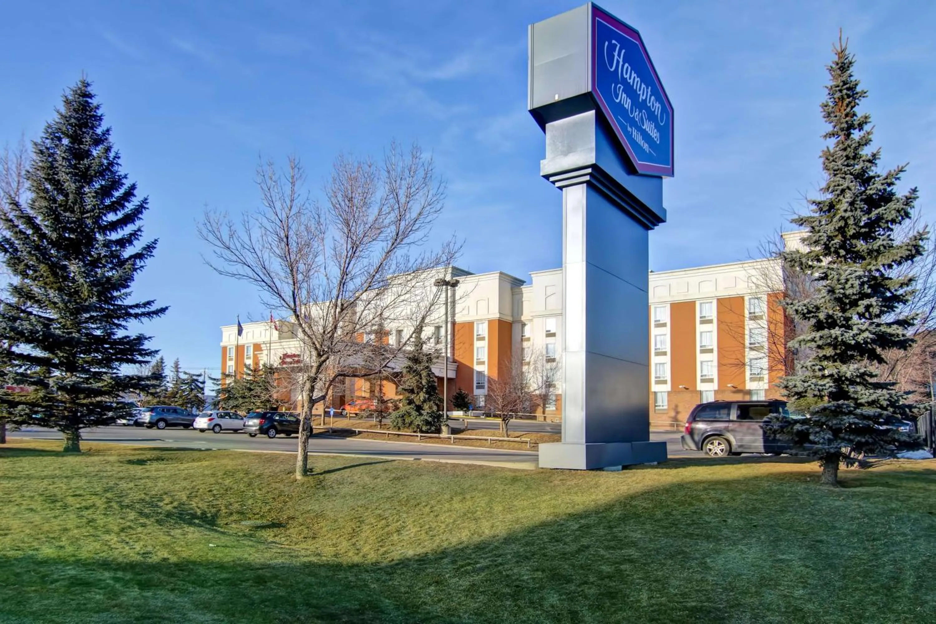 Property building in Hampton Inn & Suites by Hilton Calgary-Airport