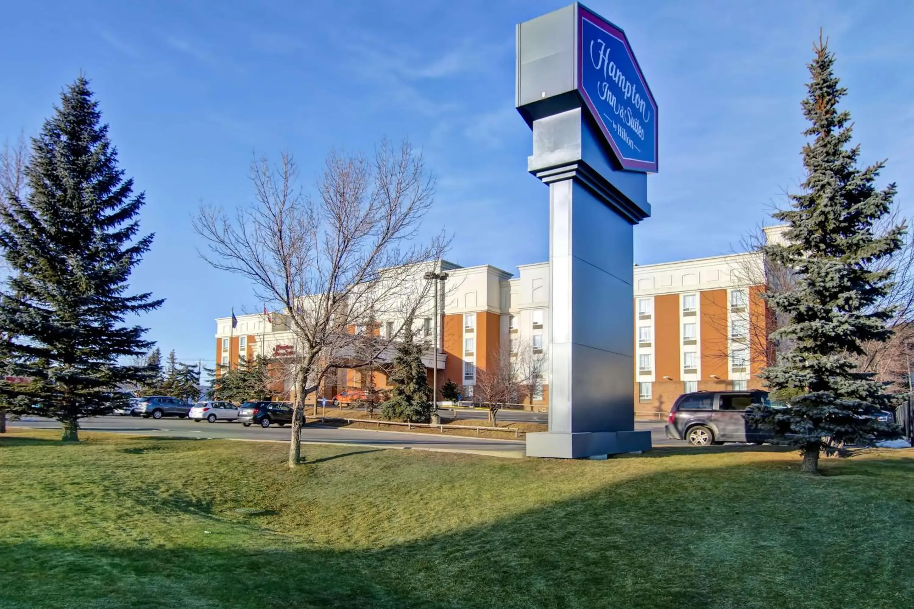 Property building in Hampton Inn & Suites by Hilton Calgary-Airport Property building in Hampton Inn & Suites by Hilton Calgary-Airport