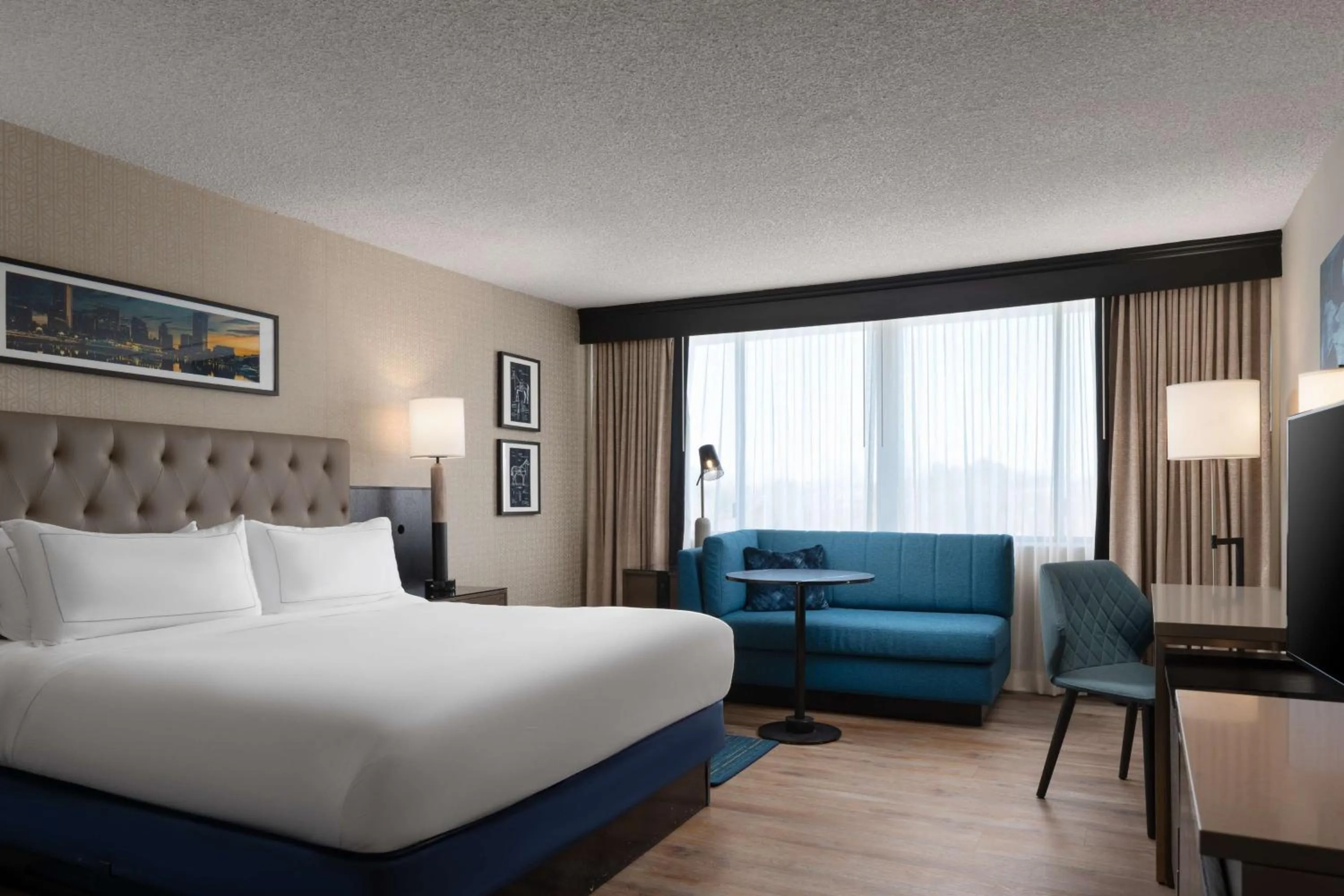 Living room, Bed in DoubleTree By Hilton Baltimore North Pikesville