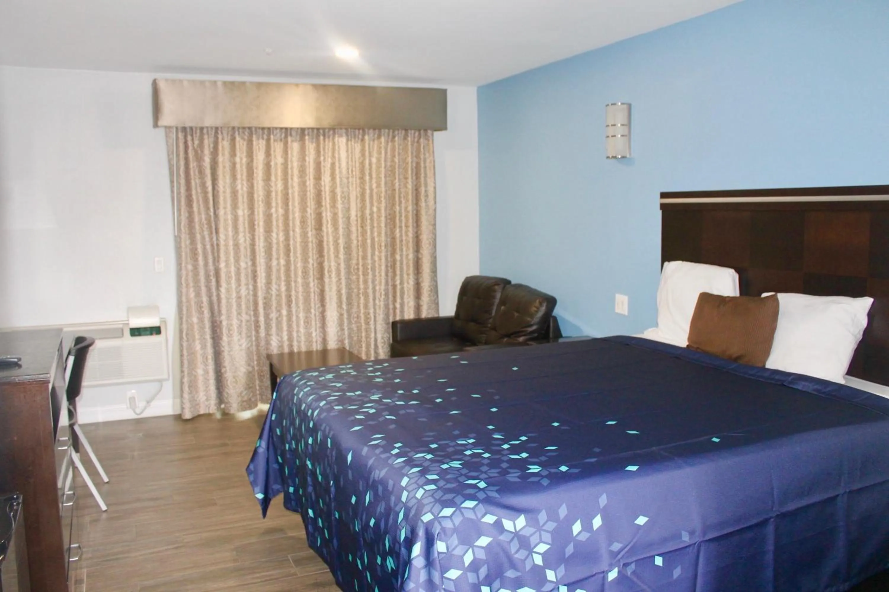 Bedroom, Bed in Crescent Inn