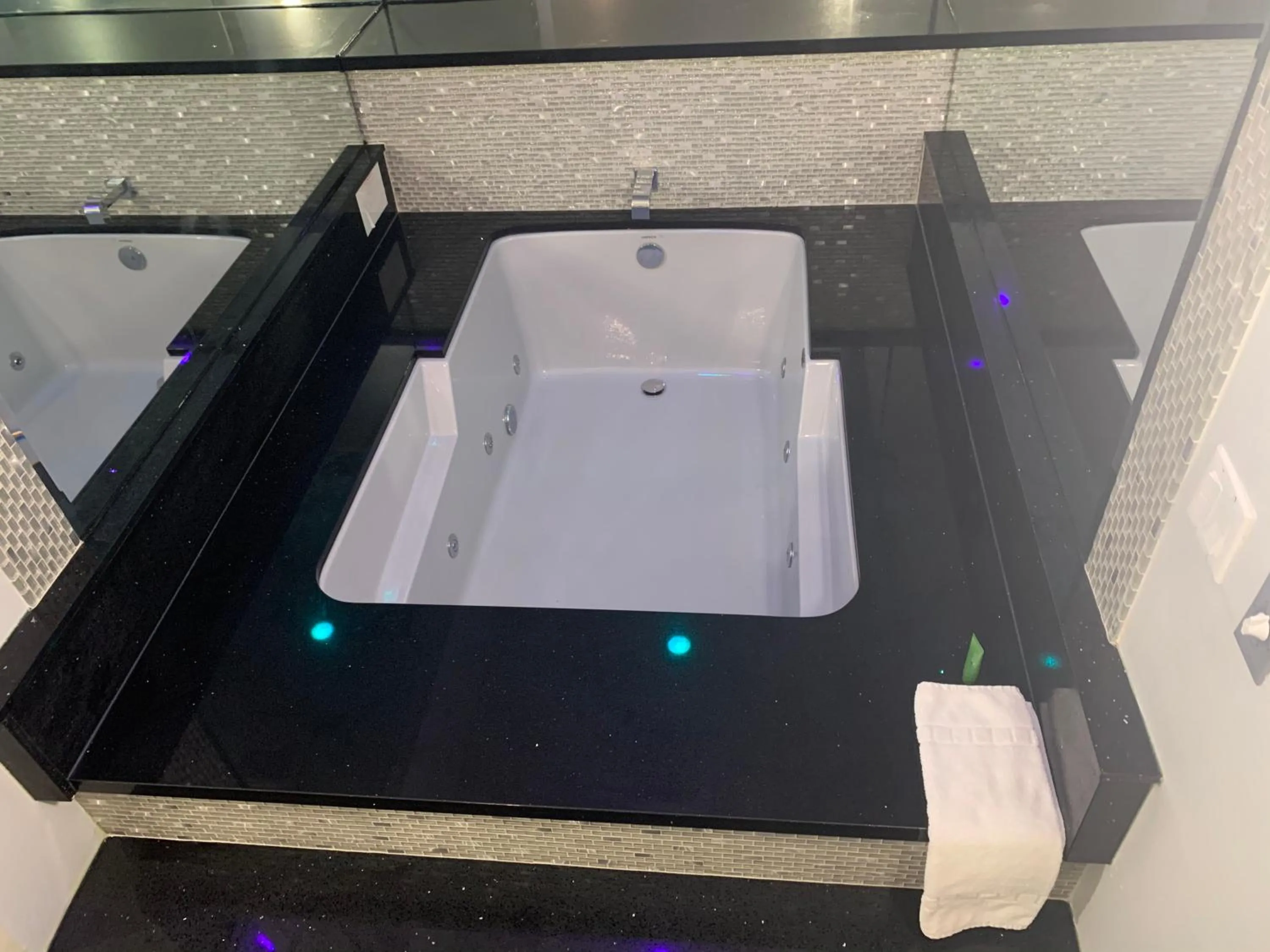 Hot Tub in Crescent Inn