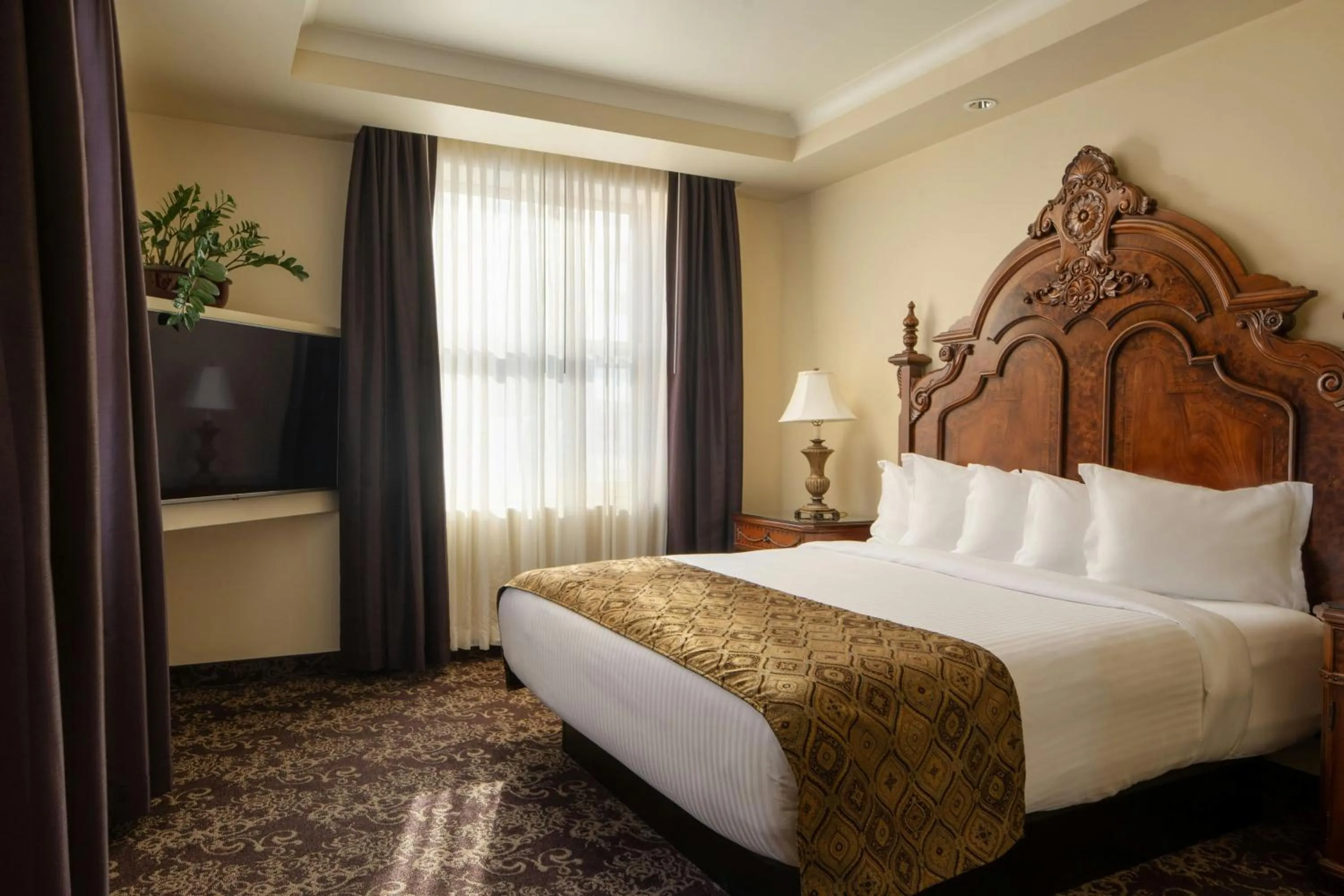 Bedroom, Bed in Davenport Hotel, Autograph Collection