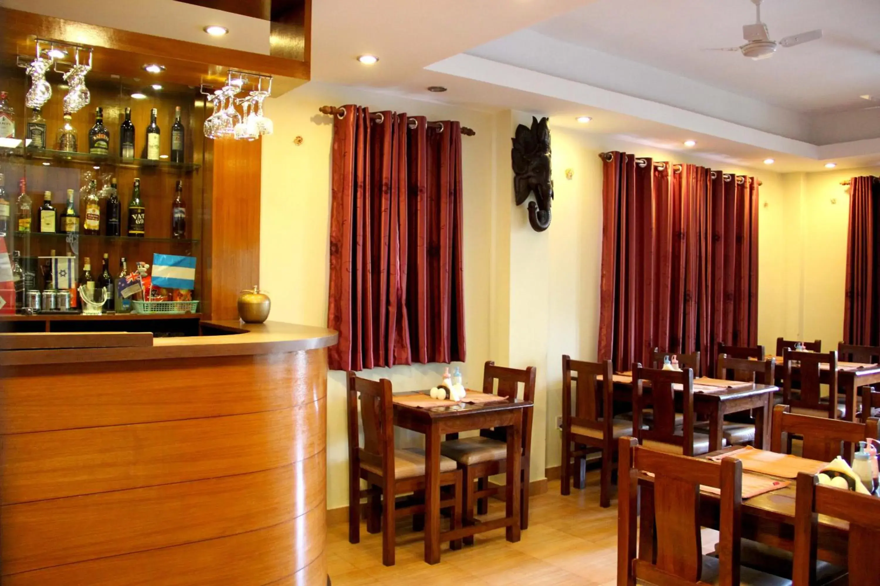 Restaurant/places to eat in Hotel Tara Restaurant/places to eat in Hotel Tara