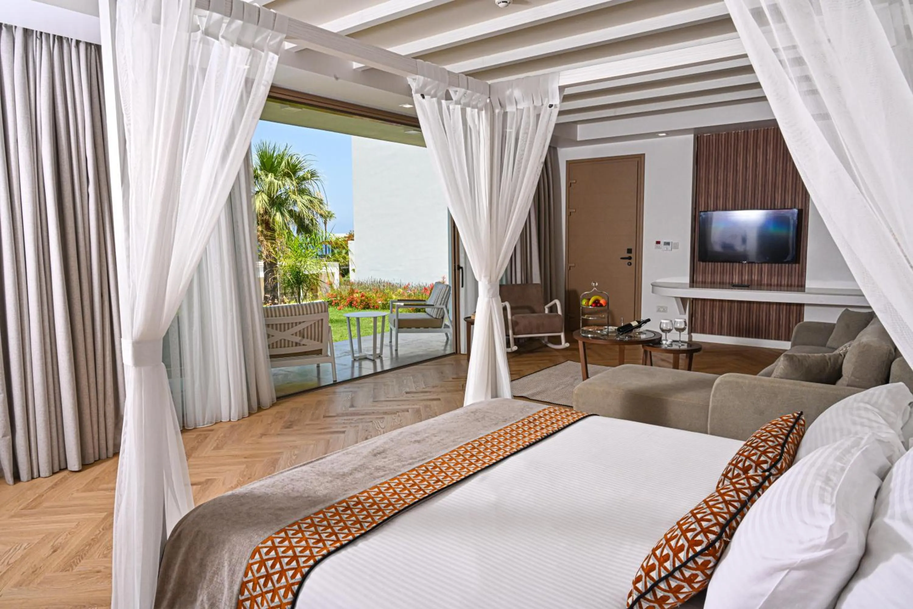 Photo of the whole room, Bed in Acapulco Resort Hotel