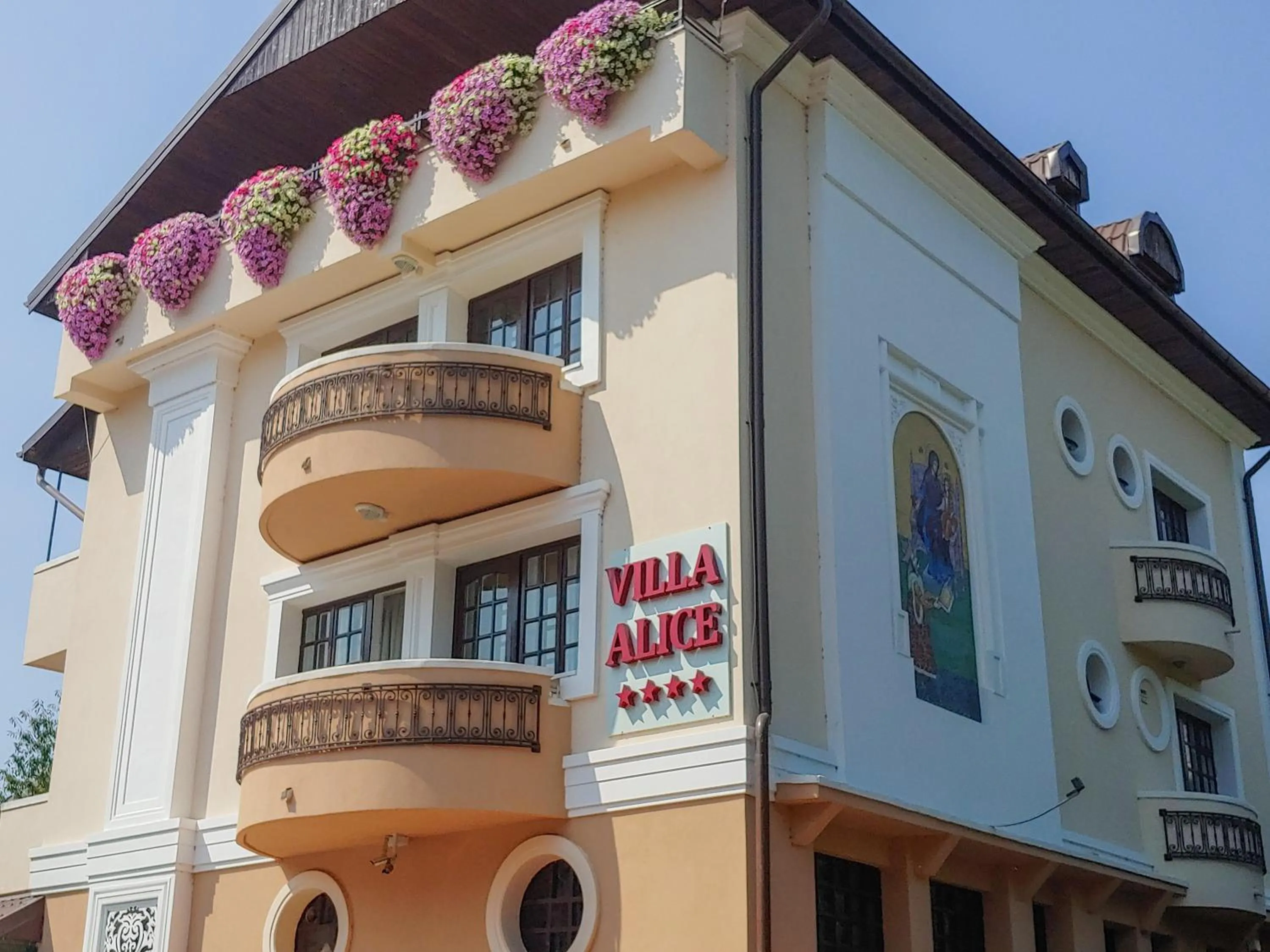 Property building in Villa Alice