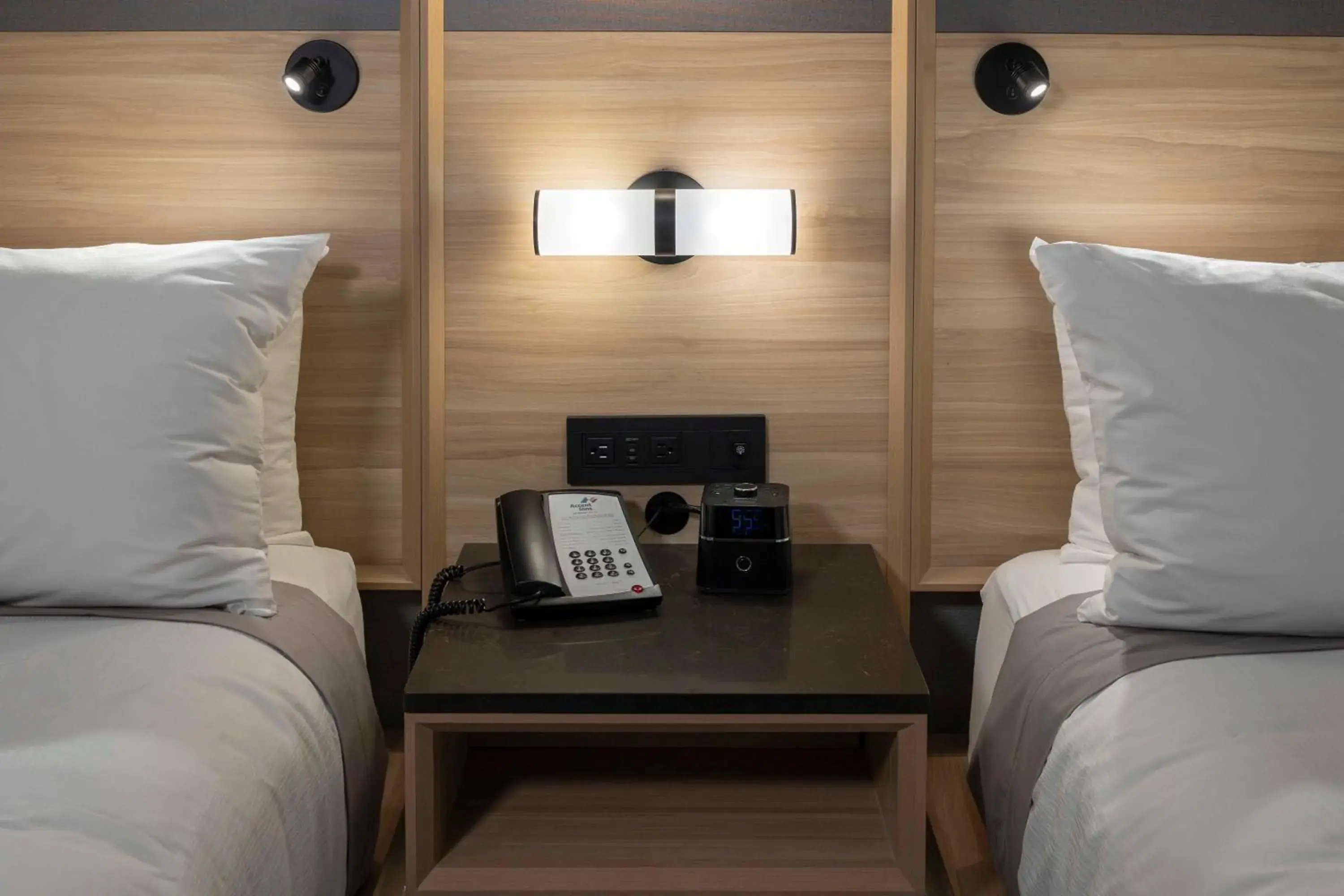 Bedroom, Bed in Accent Inns Kelowna Bedroom, Bed in Accent Inns Kelowna