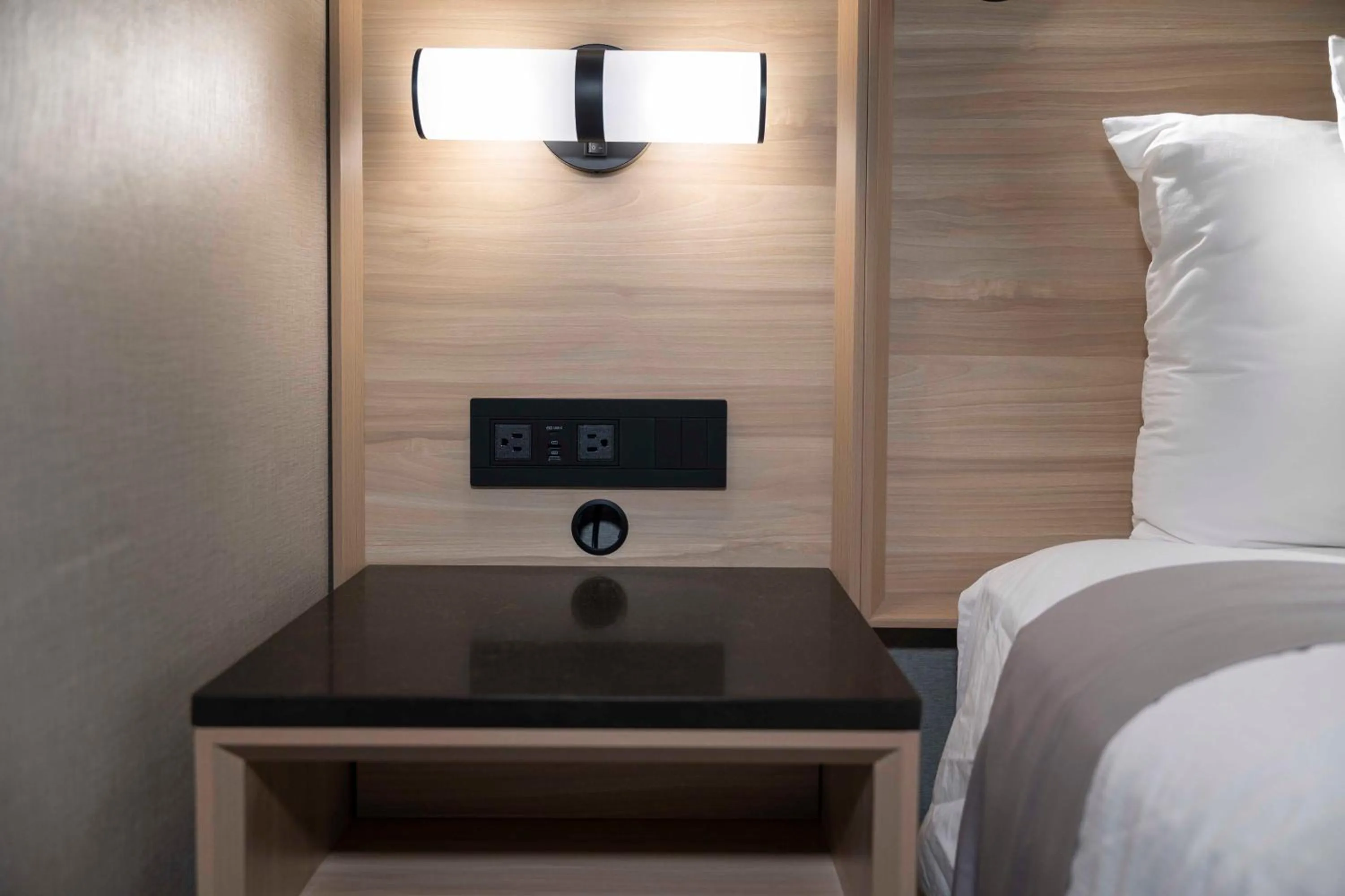 Bedroom, Bed in Accent Inns Kelowna