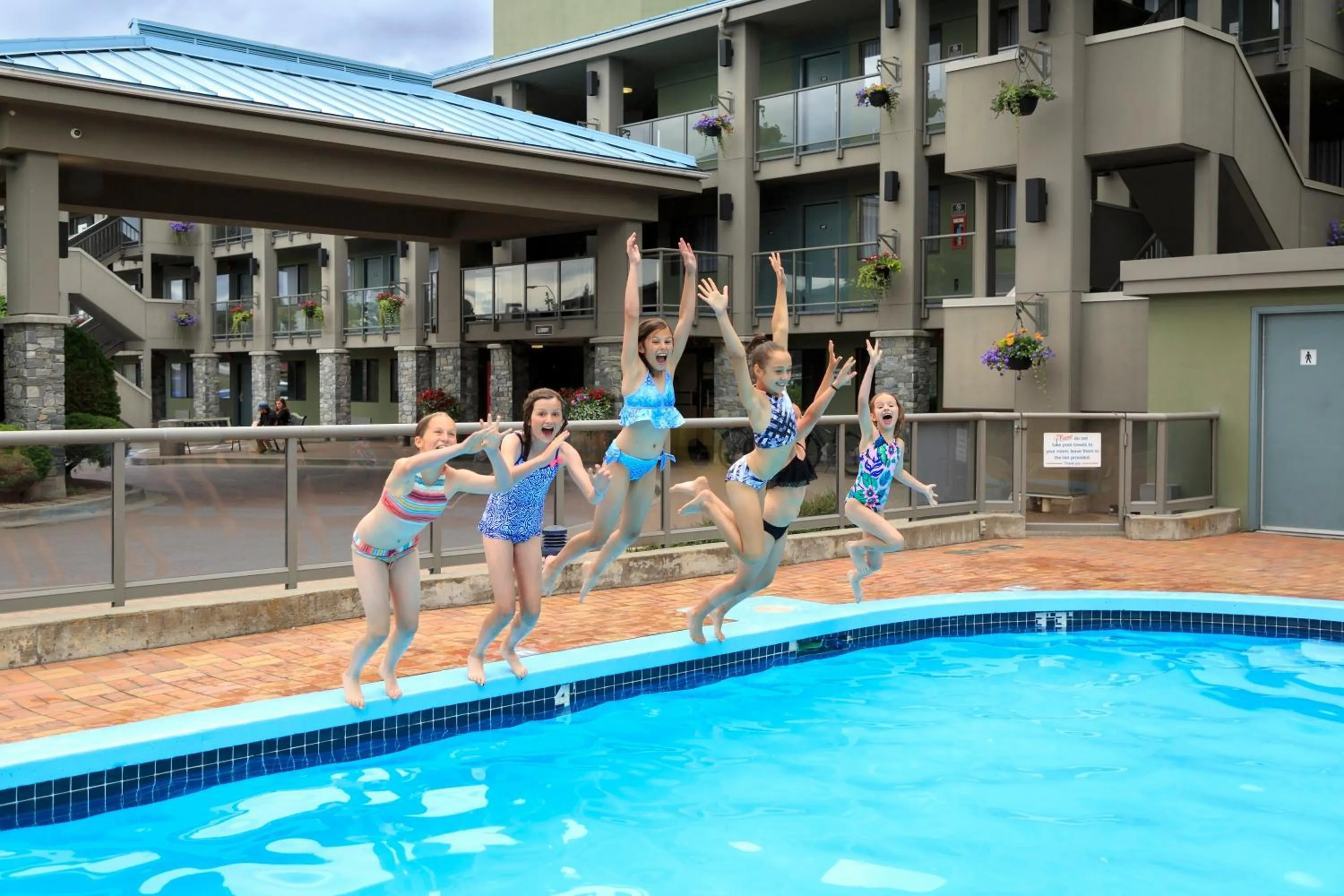Swimming pool in Accent Inns Kelowna