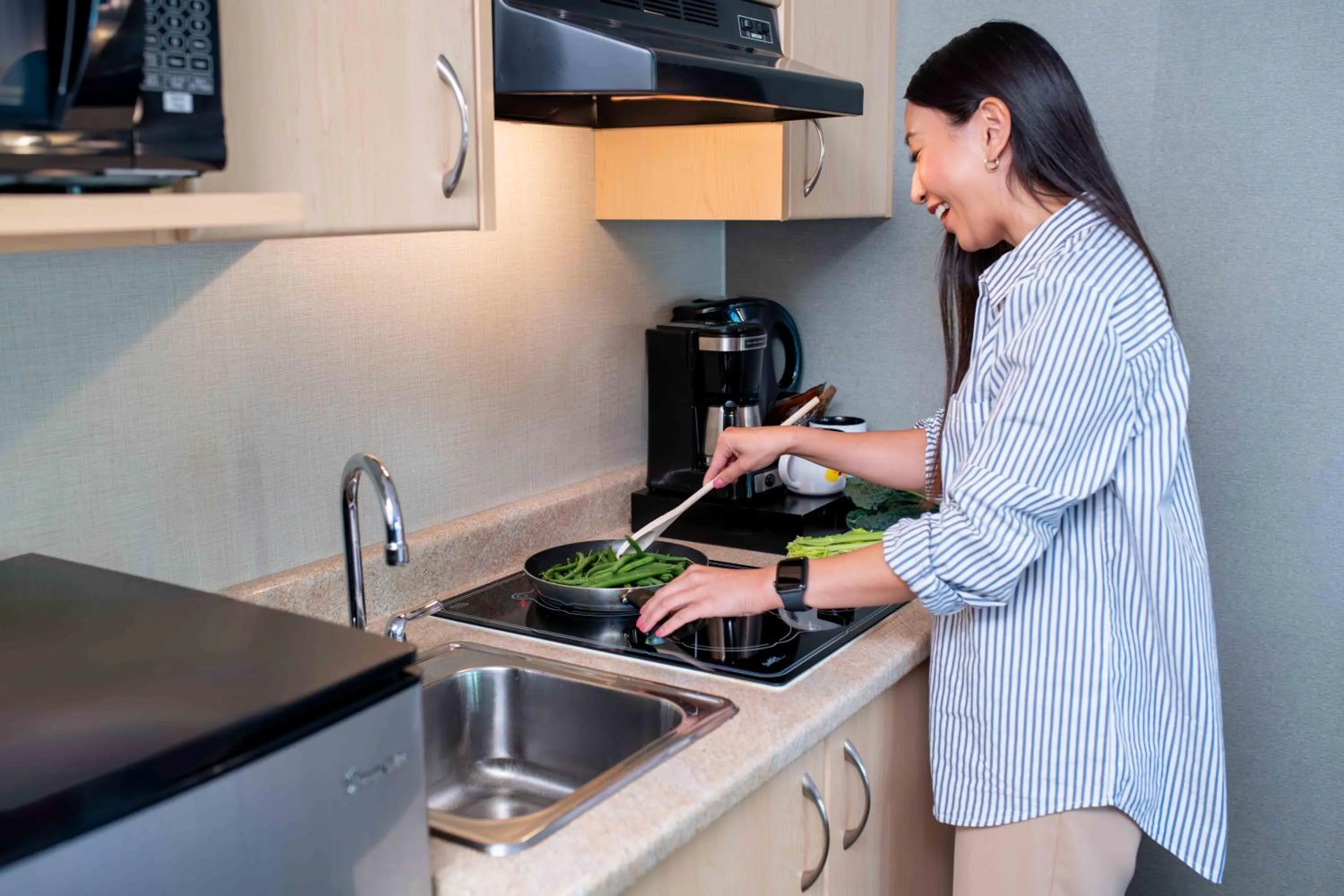 Kitchen or kitchenette in Accent Inns Kelowna