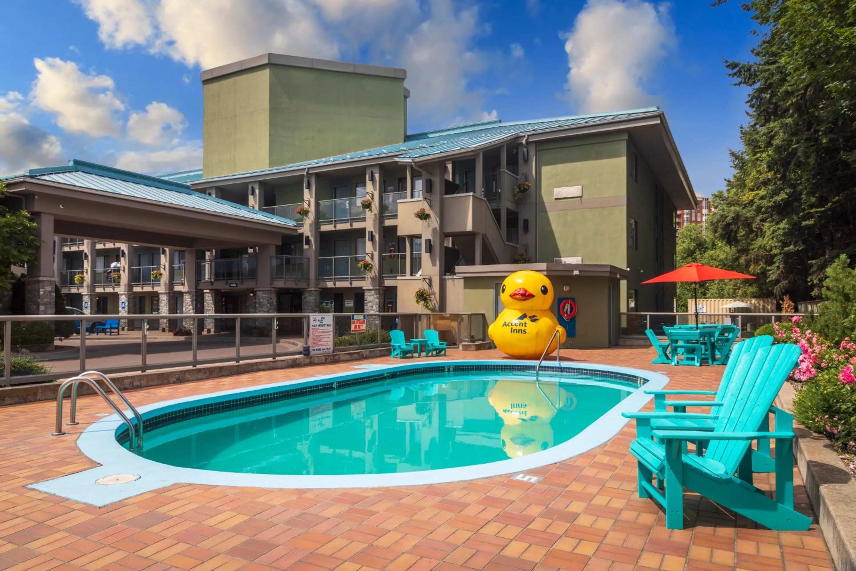 Swimming pool in Accent Inns Kelowna