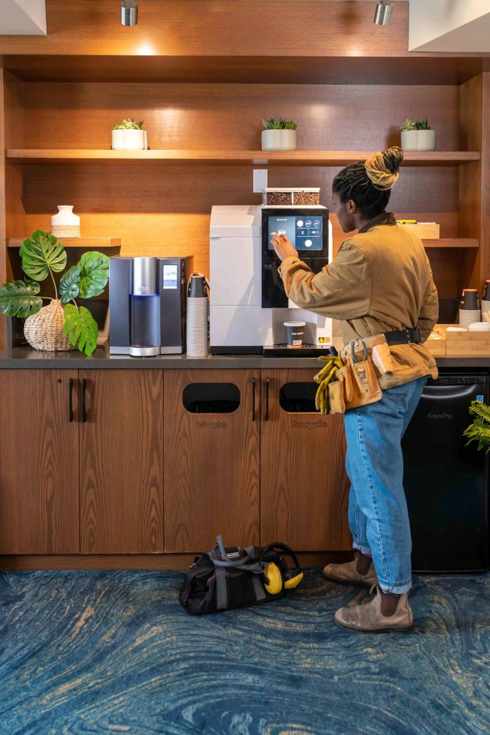 Coffee/tea facilities in Accent Inns Kelowna