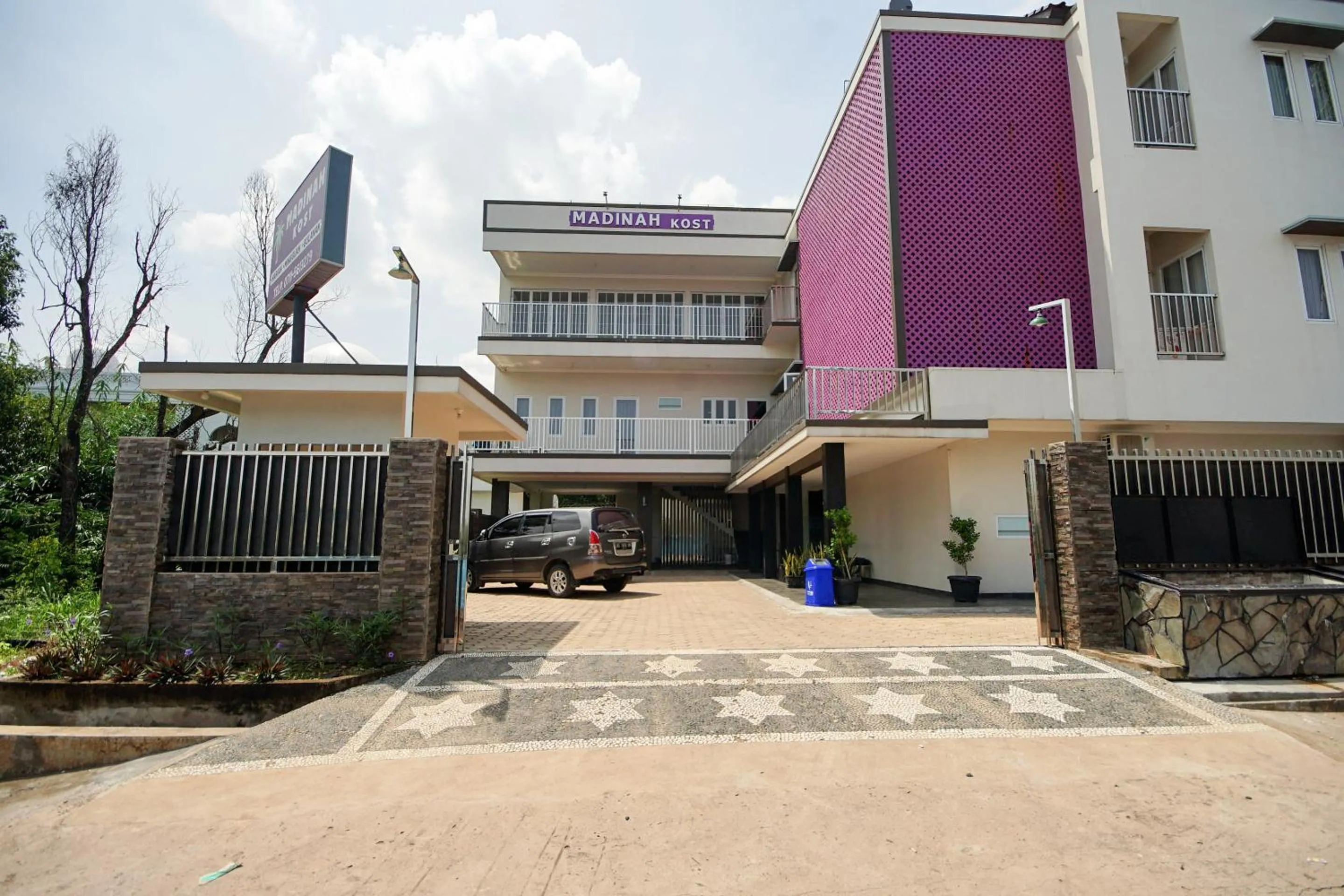 Facade/entrance in Super OYO 270 Madinah Residence Syariah