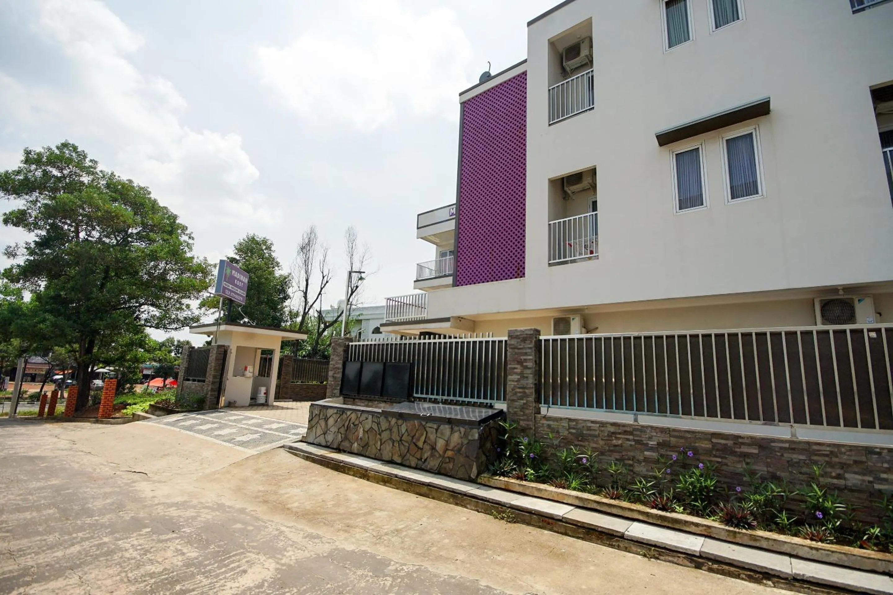 Facade/entrance in Super OYO 270 Madinah Residence Syariah