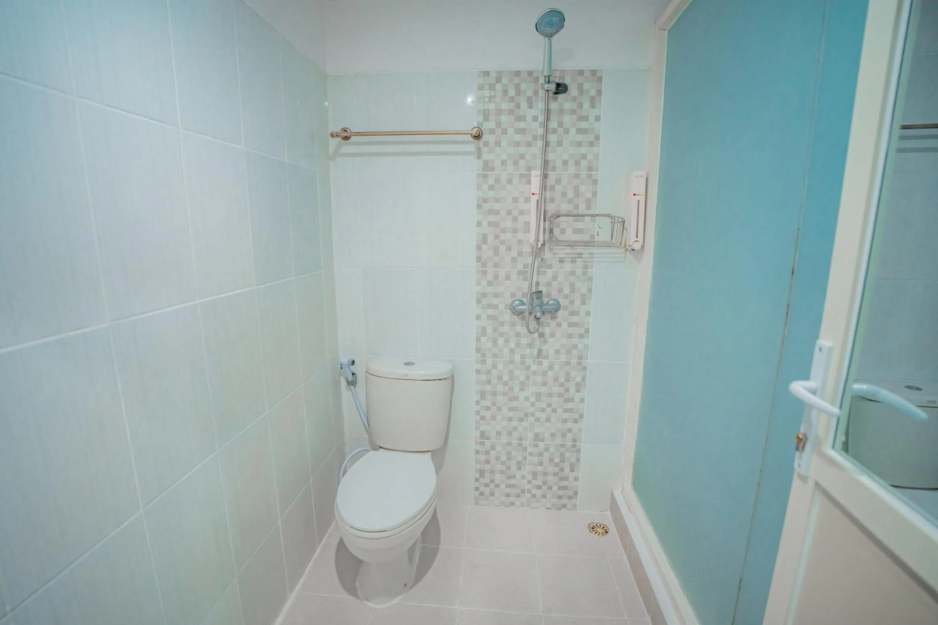 Bathroom in Hotel Pratisarawirya by The Loka