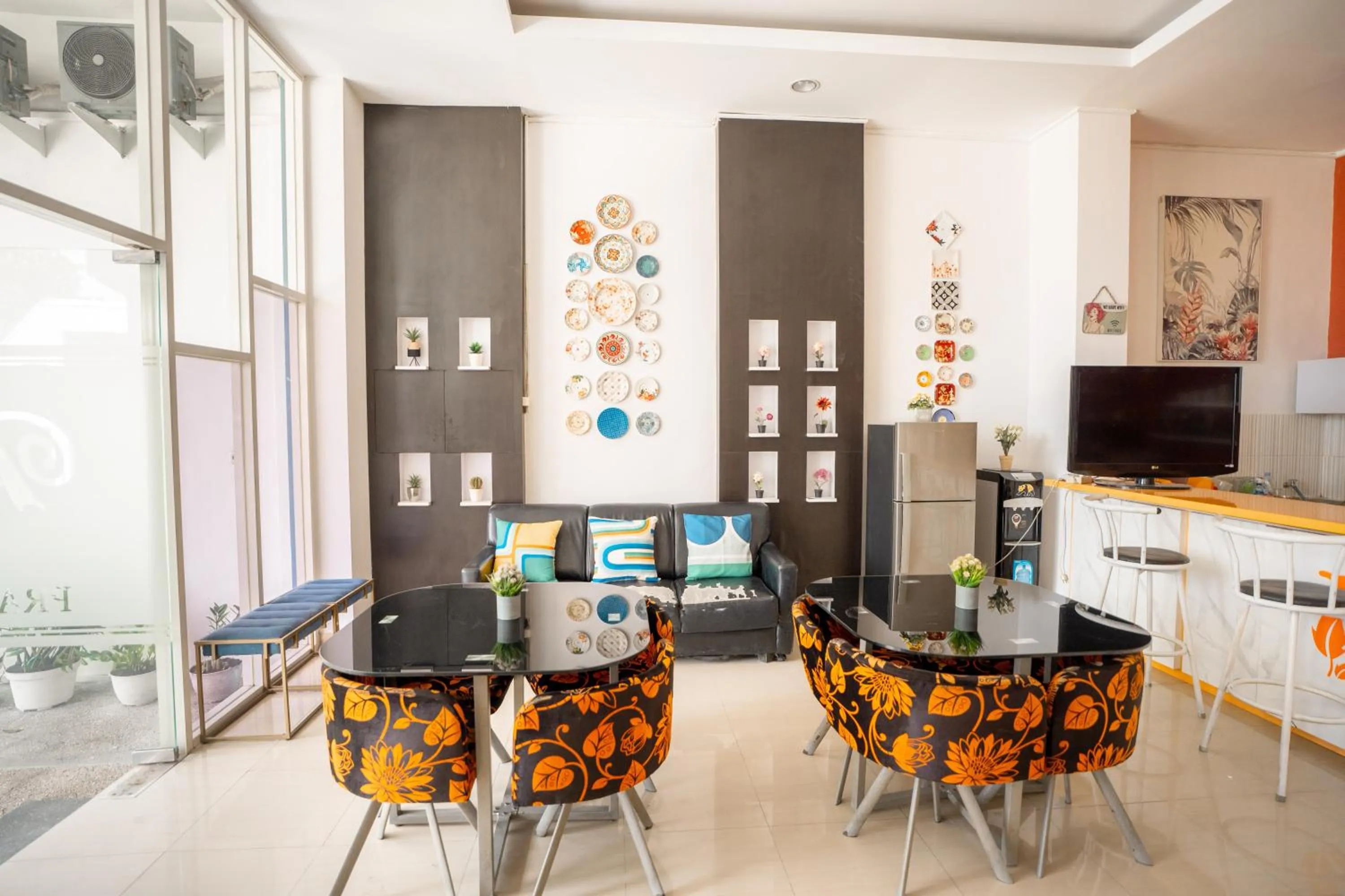 Lobby or reception in Hotel Pratisarawirya by The Loka