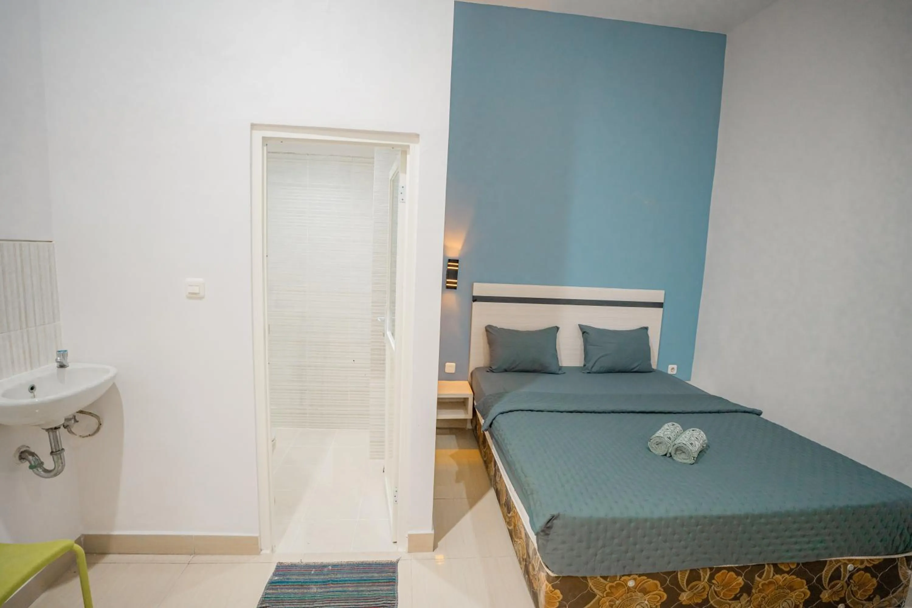 Bedroom, Bed in Hotel Pratisarawirya by The Loka