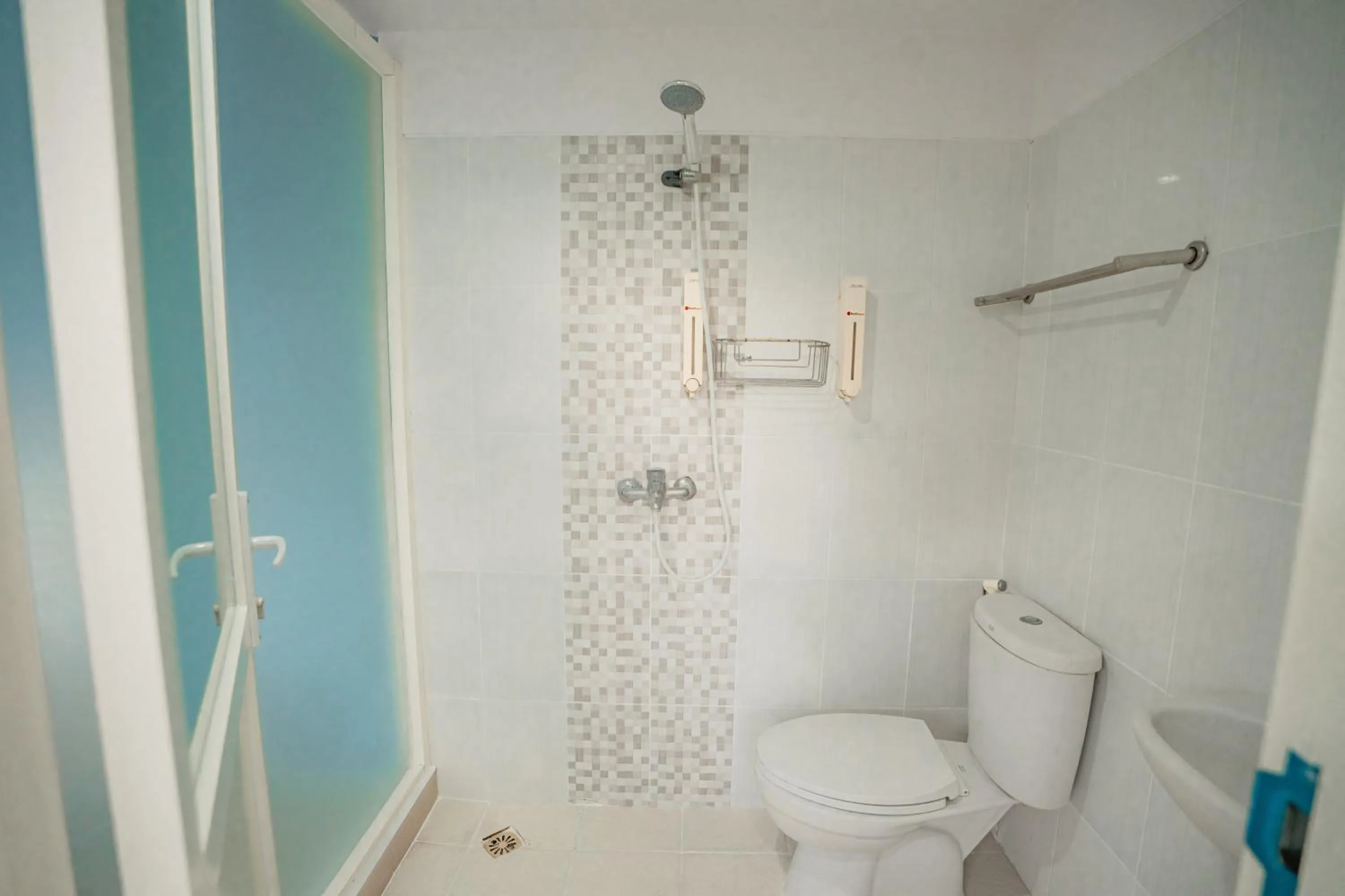 Bathroom in Hotel Pratisarawirya by The Loka