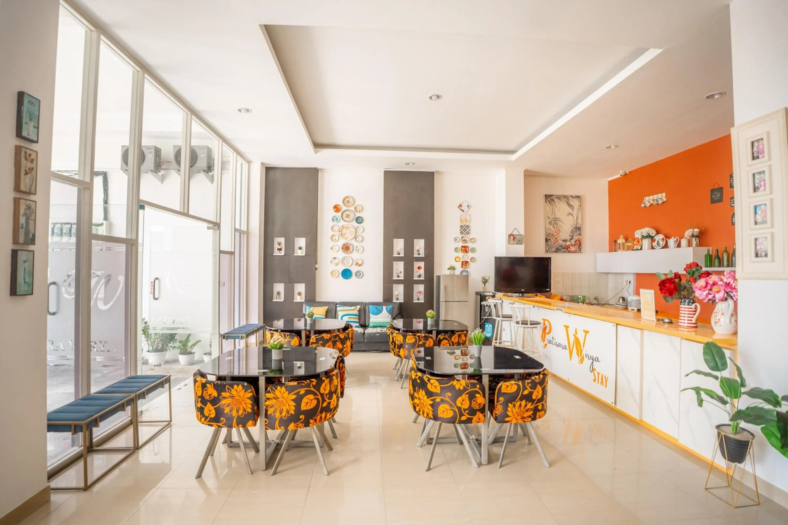 Lobby or reception in Hotel Pratisarawirya by The Loka