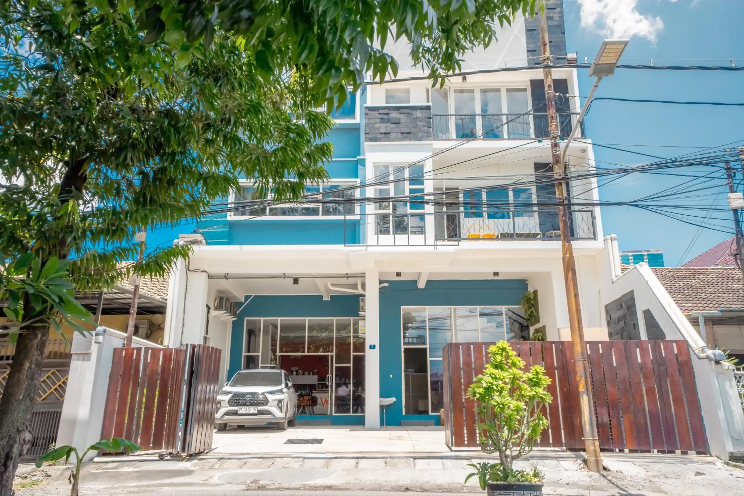 Property building in Hotel Pratisarawirya by The Loka Property building in Hotel Pratisarawirya by The Loka