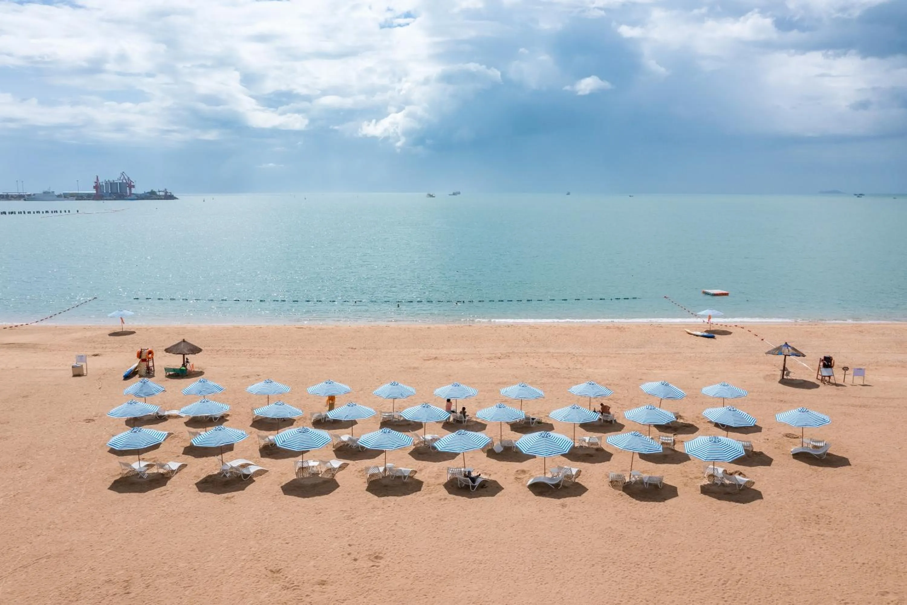 Beach in Elnob Seaview Aparthotel Hai Tang Bay Sanya