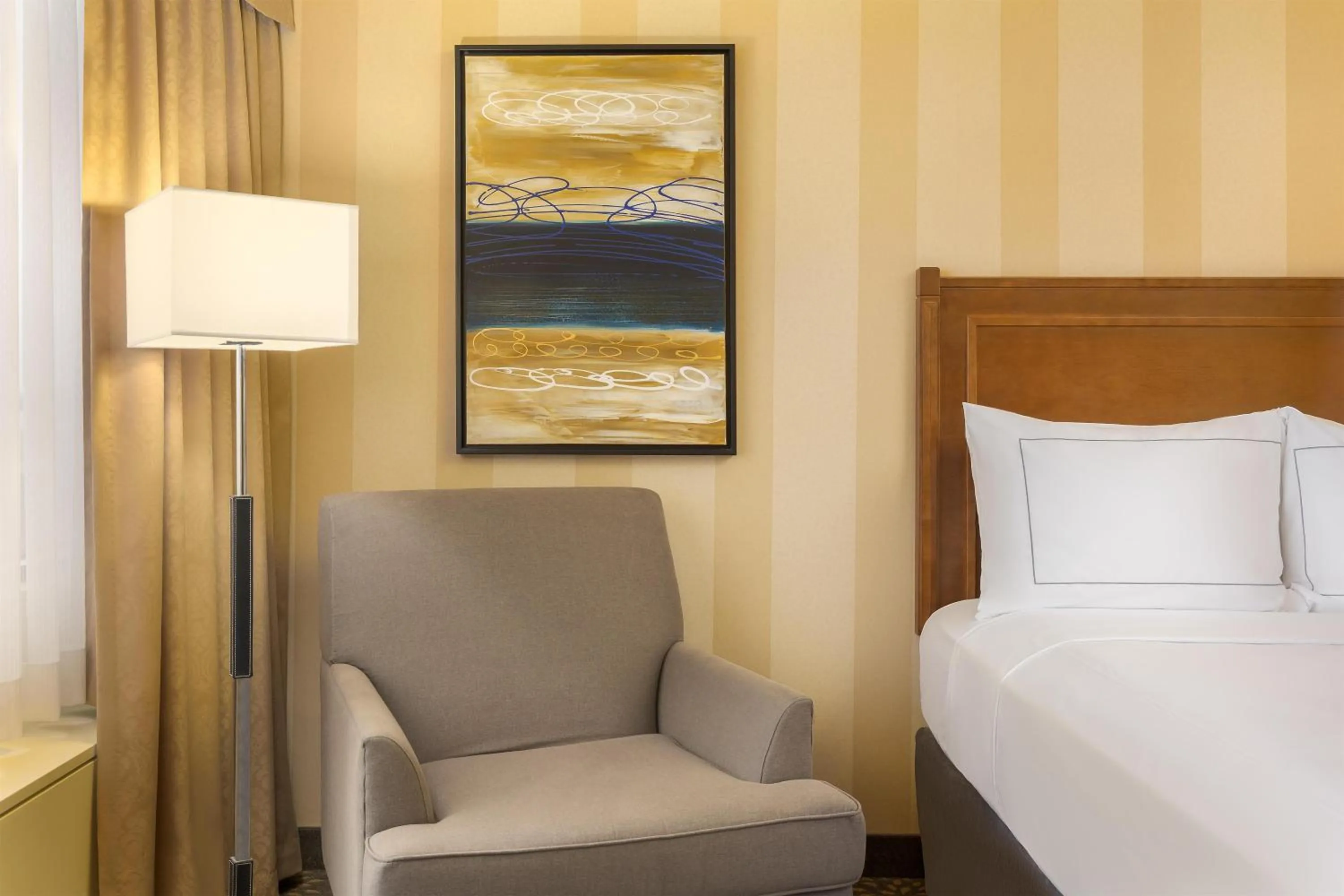 Living room, Bed in Doubletree by Hilton London