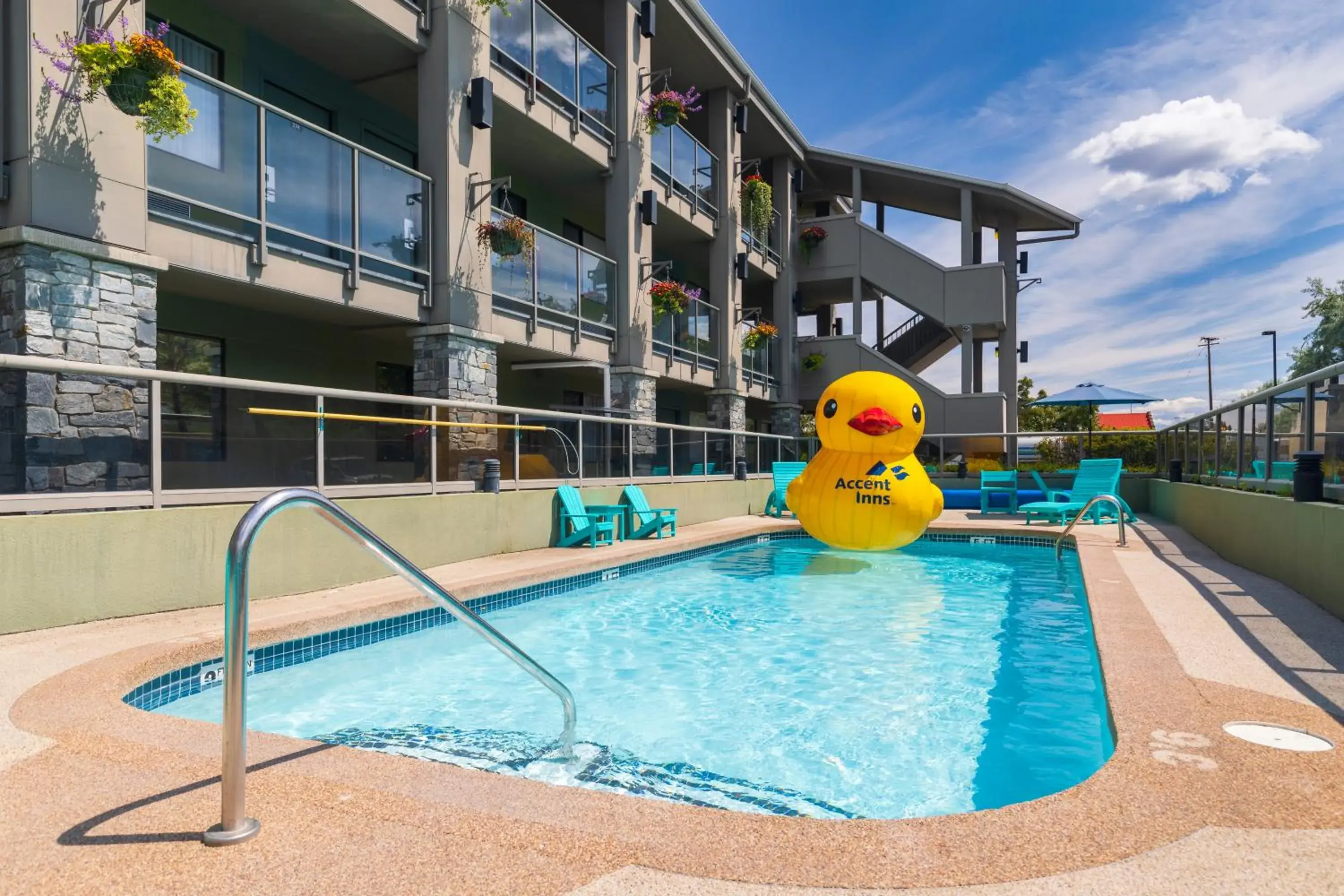 Swimming pool in Accent Inns Kamloops Swimming pool in Accent Inns Kamloops