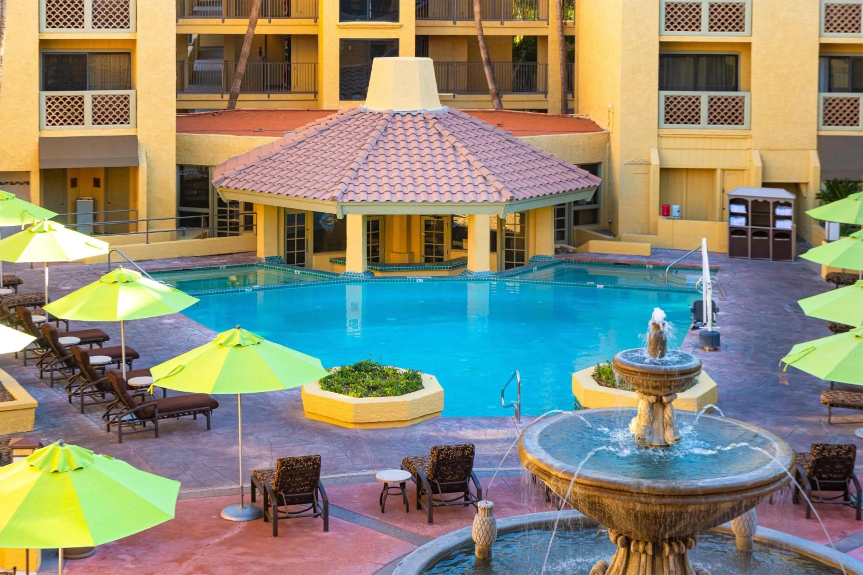 Pool view in Hilton Phoenix Resort at the Peak