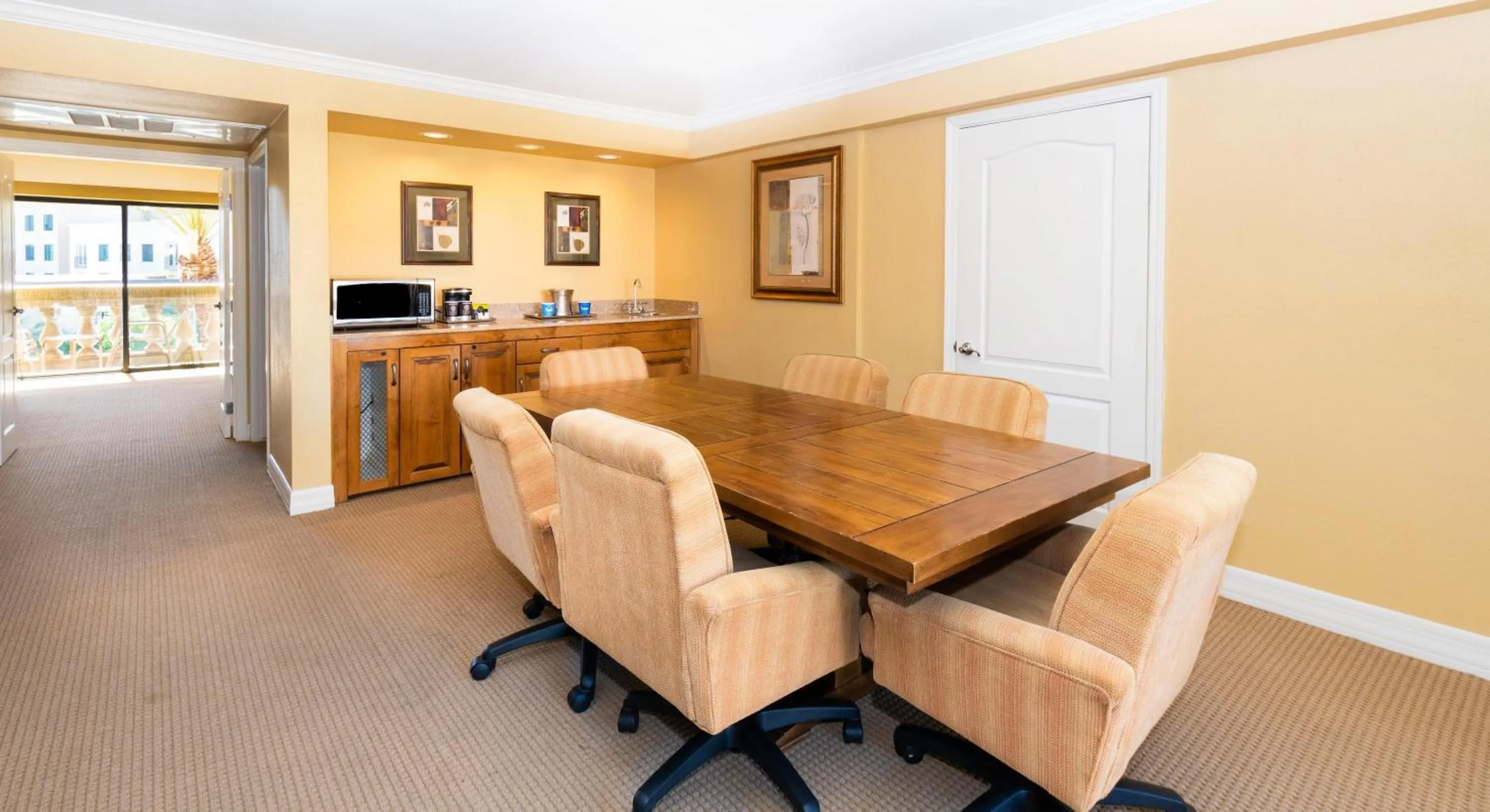 Living room in Hilton Phoenix Resort at the Peak