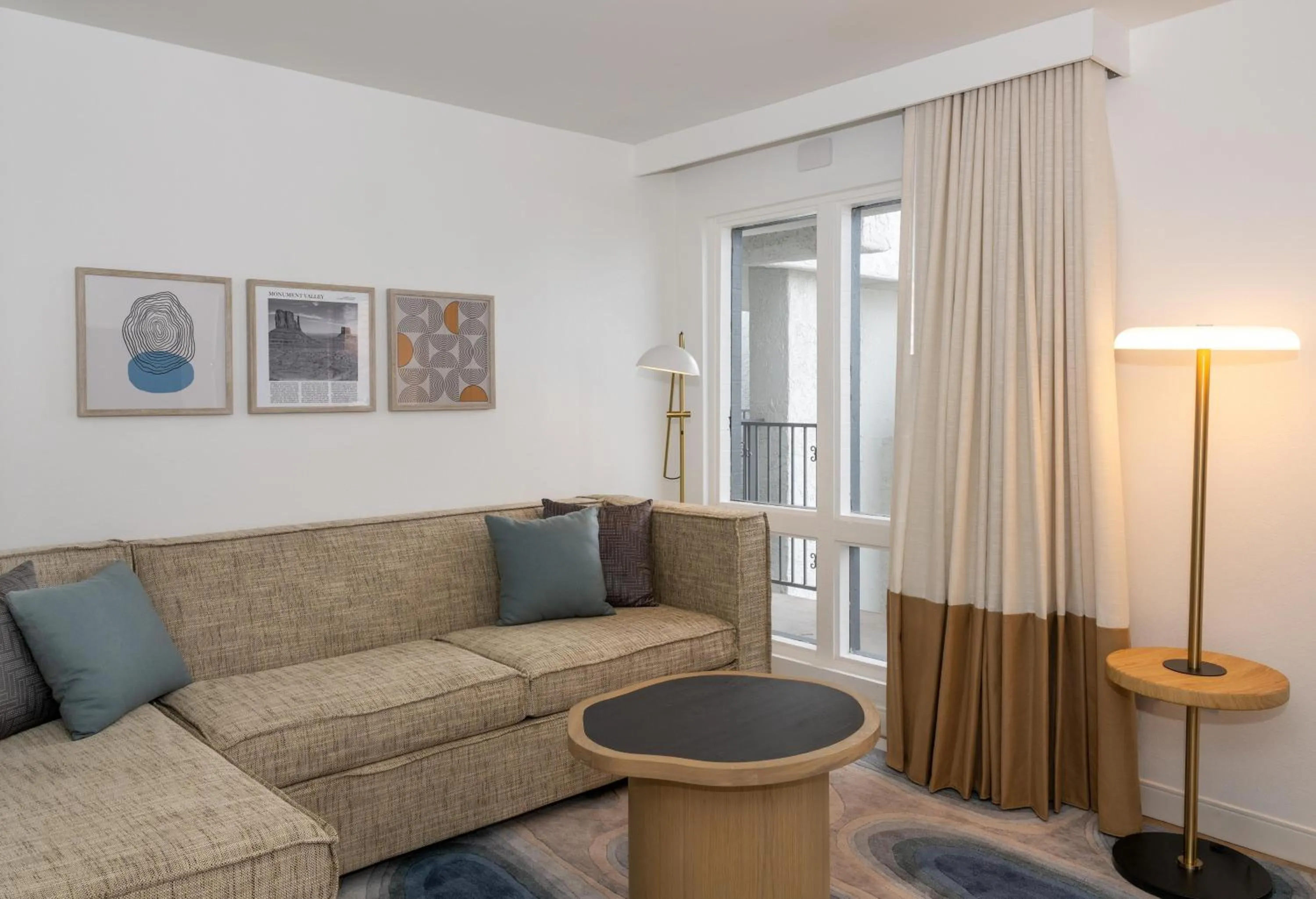 Living room in Hilton Phoenix Resort at the Peak