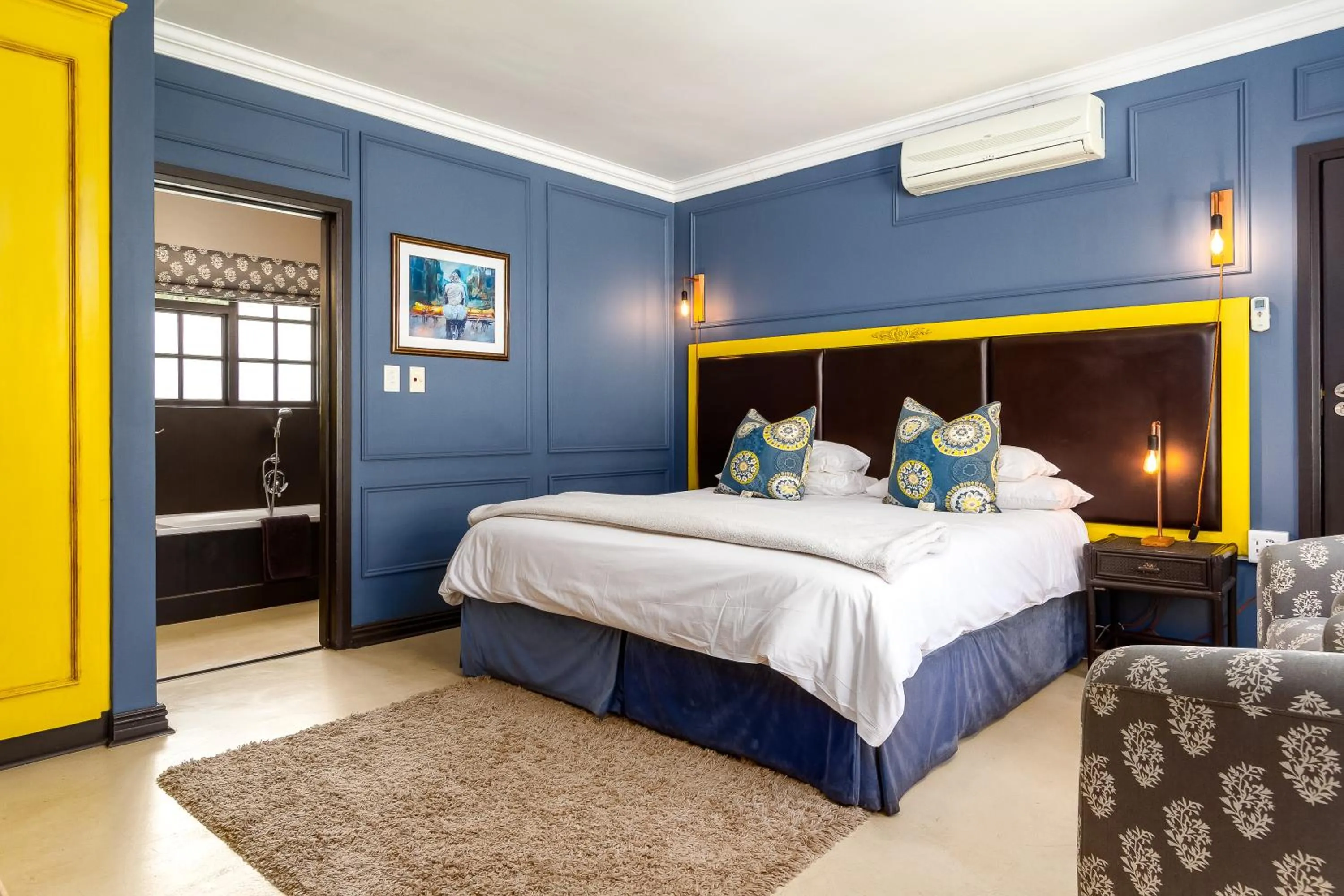 Bed in Noordhoek Village Hotel