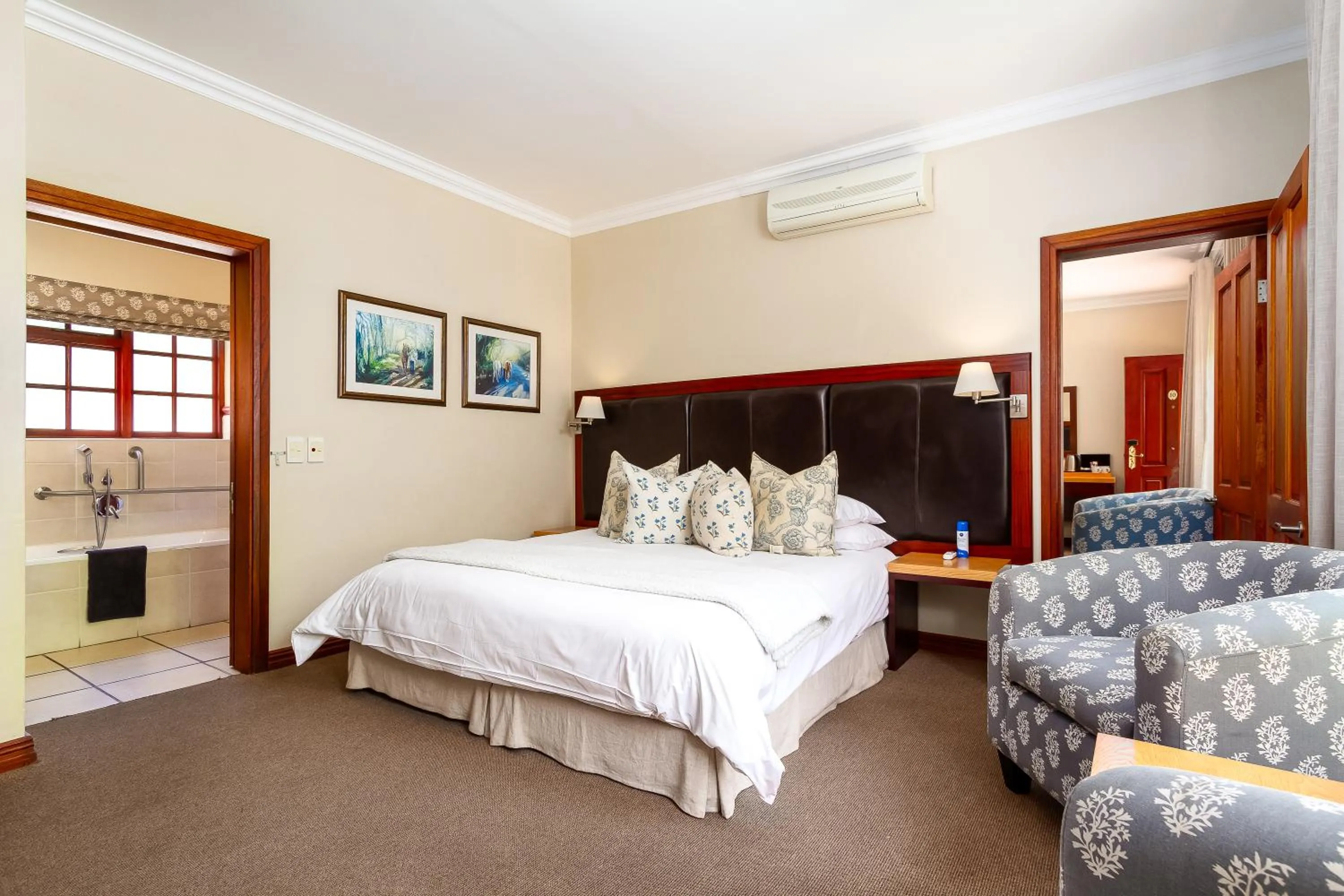 Bed in Noordhoek Village Hotel