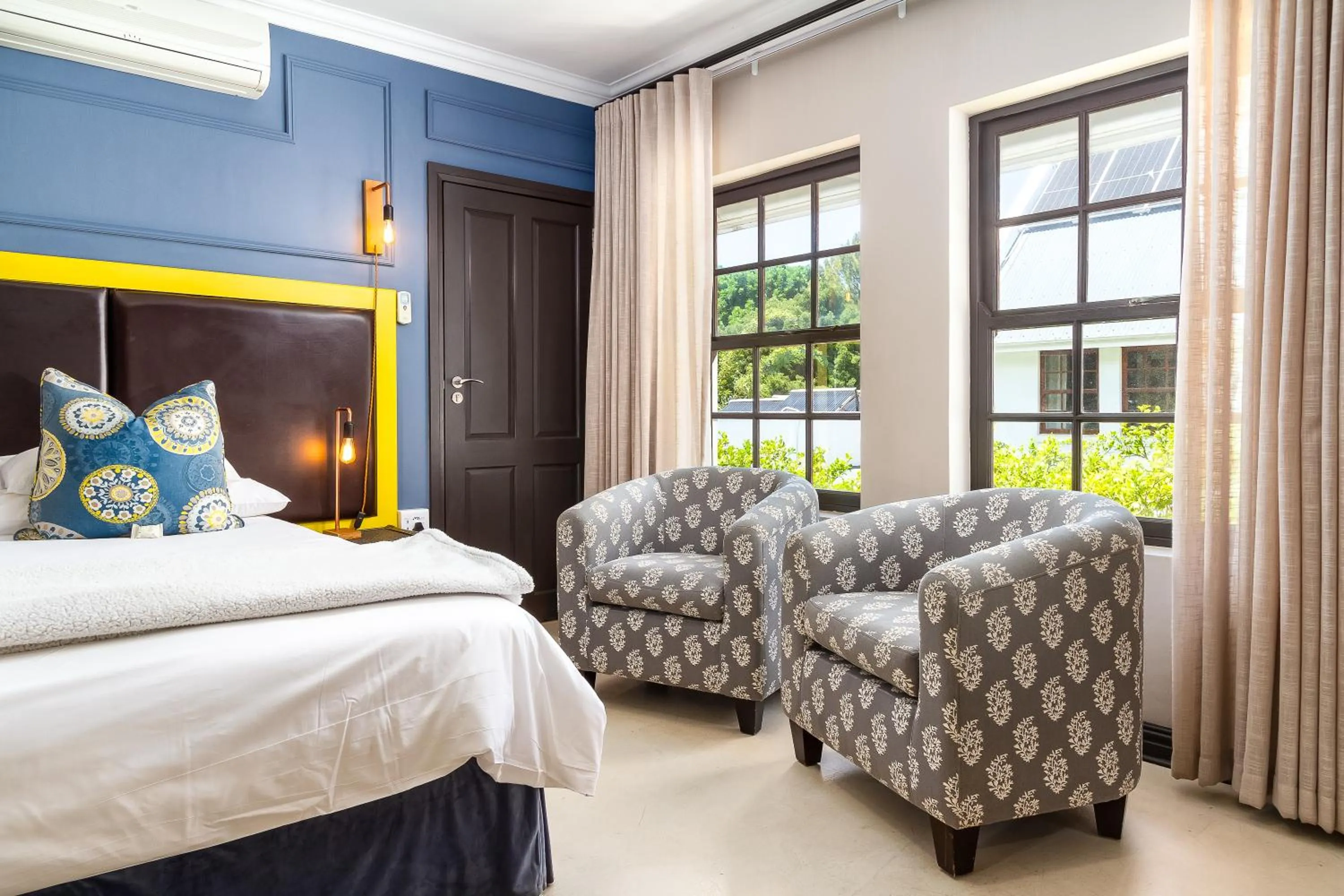 Bed in Noordhoek Village Hotel