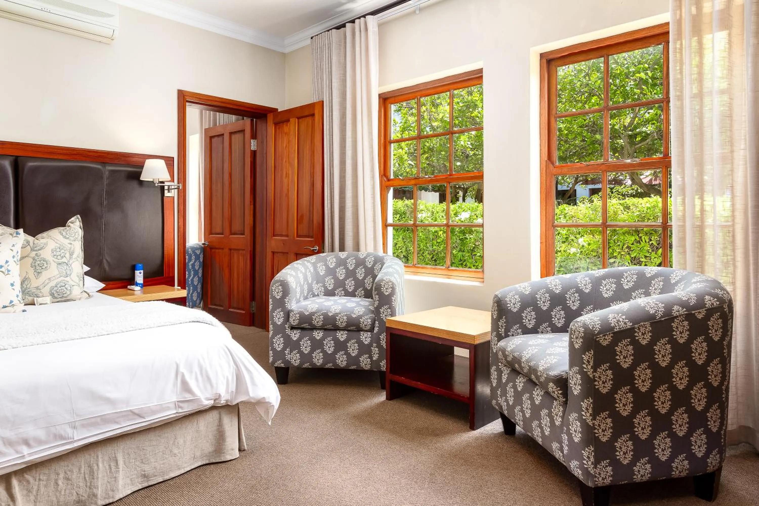 Bed in Noordhoek Village Hotel