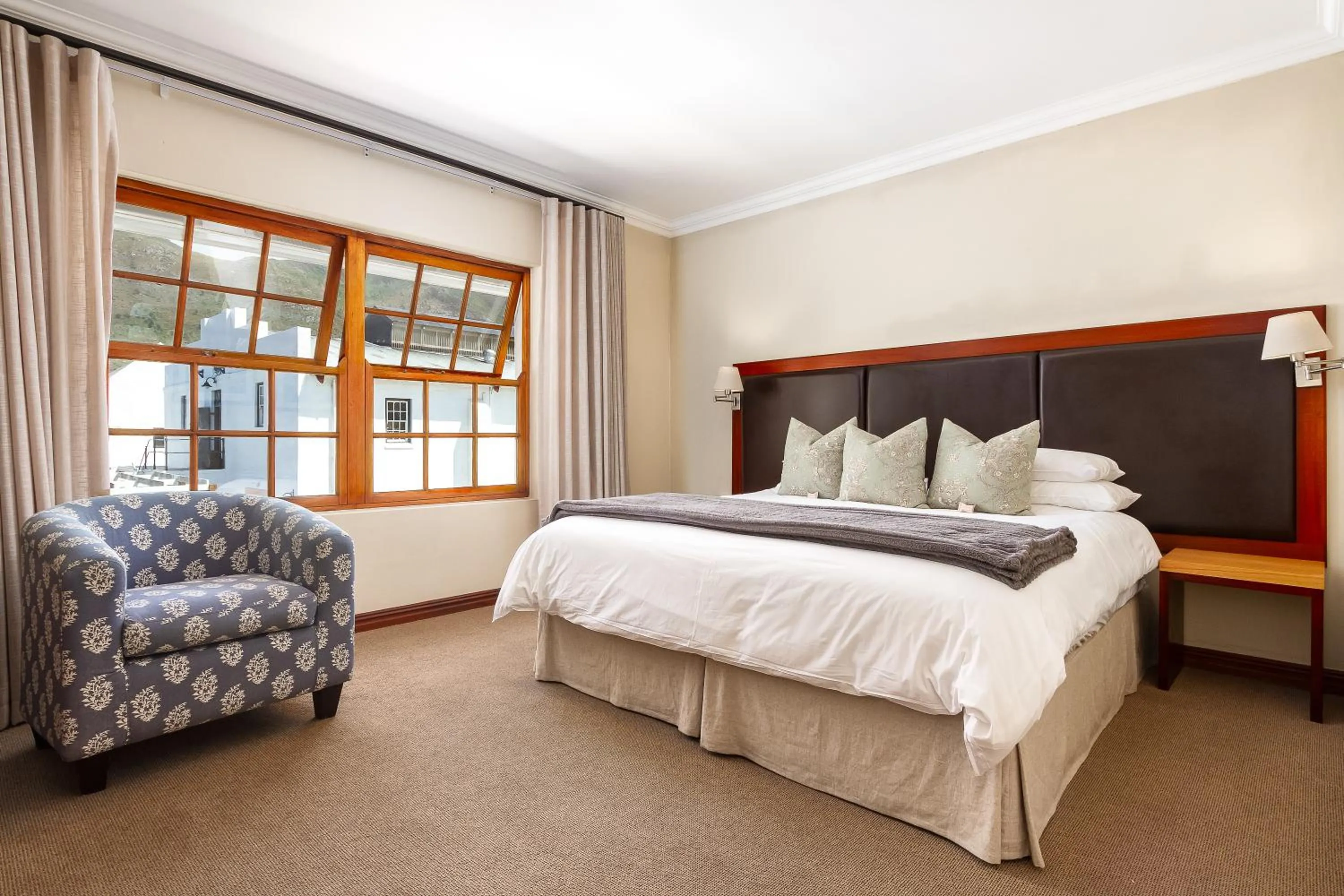 Bed in Noordhoek Village Hotel
