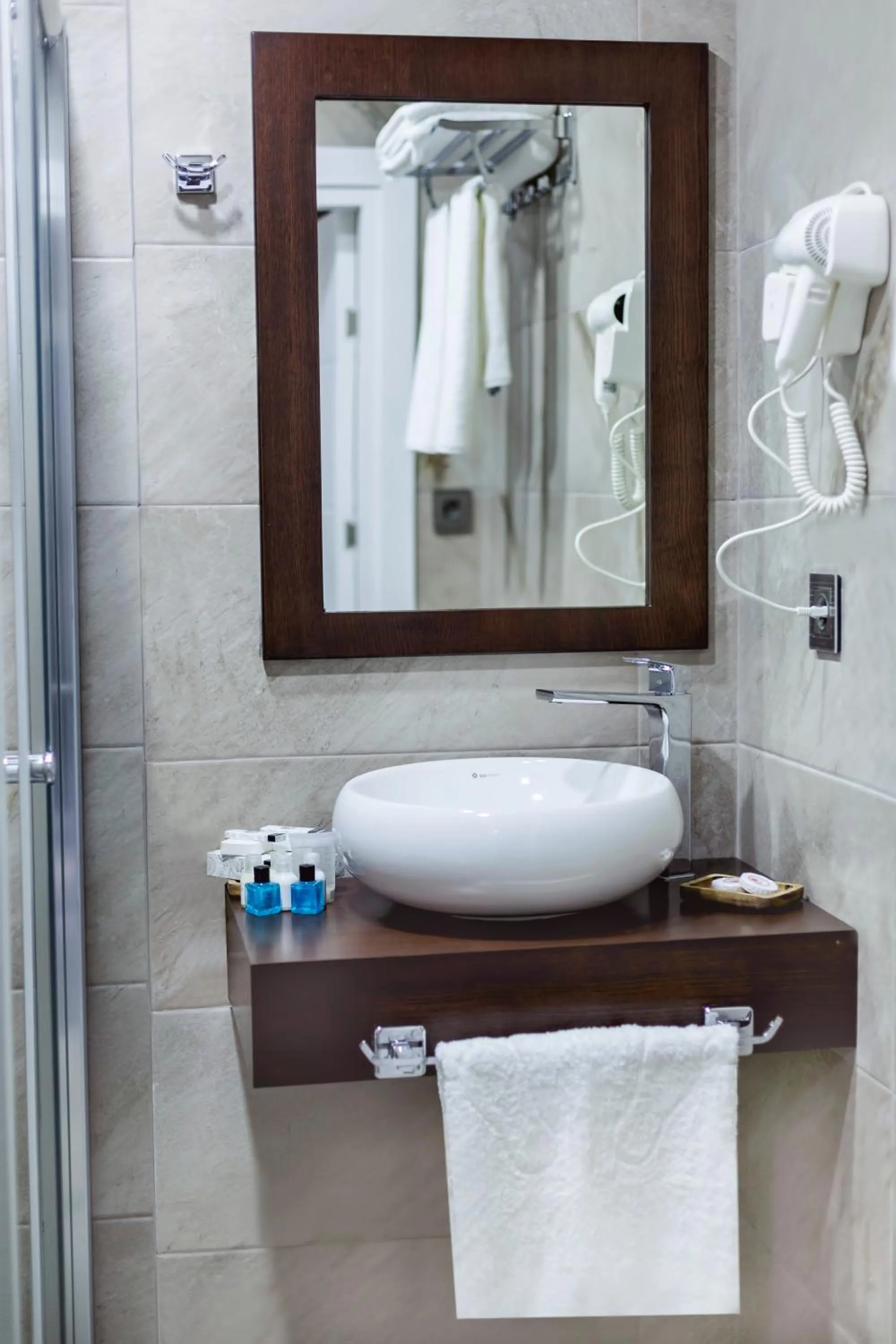 Shower in Parallel Hotel