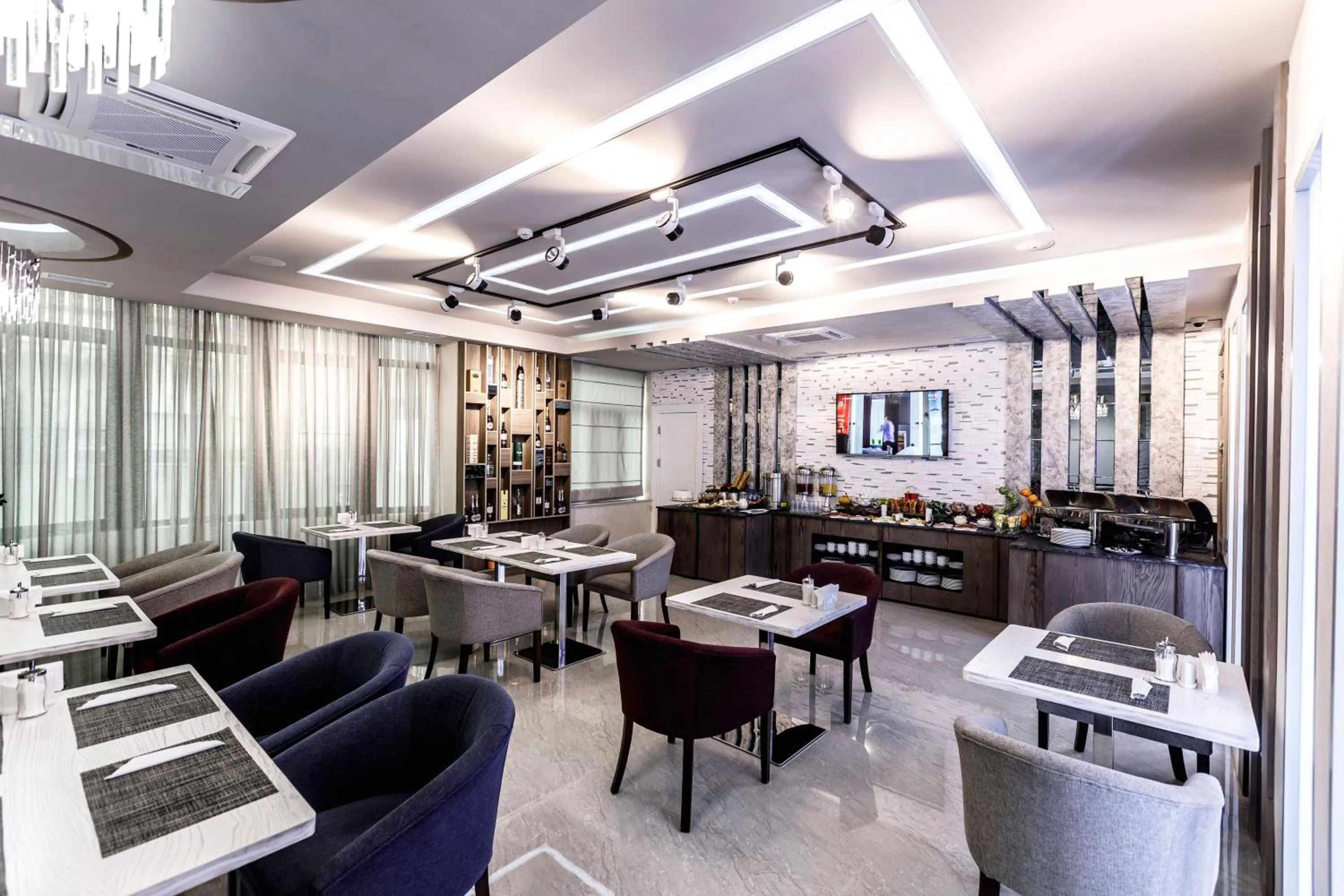 Restaurant/places to eat in Parallel Hotel