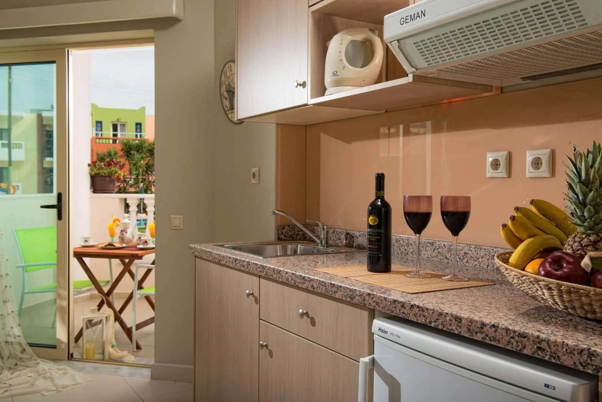 Kitchen or kitchenette in Sarpidon Apartments