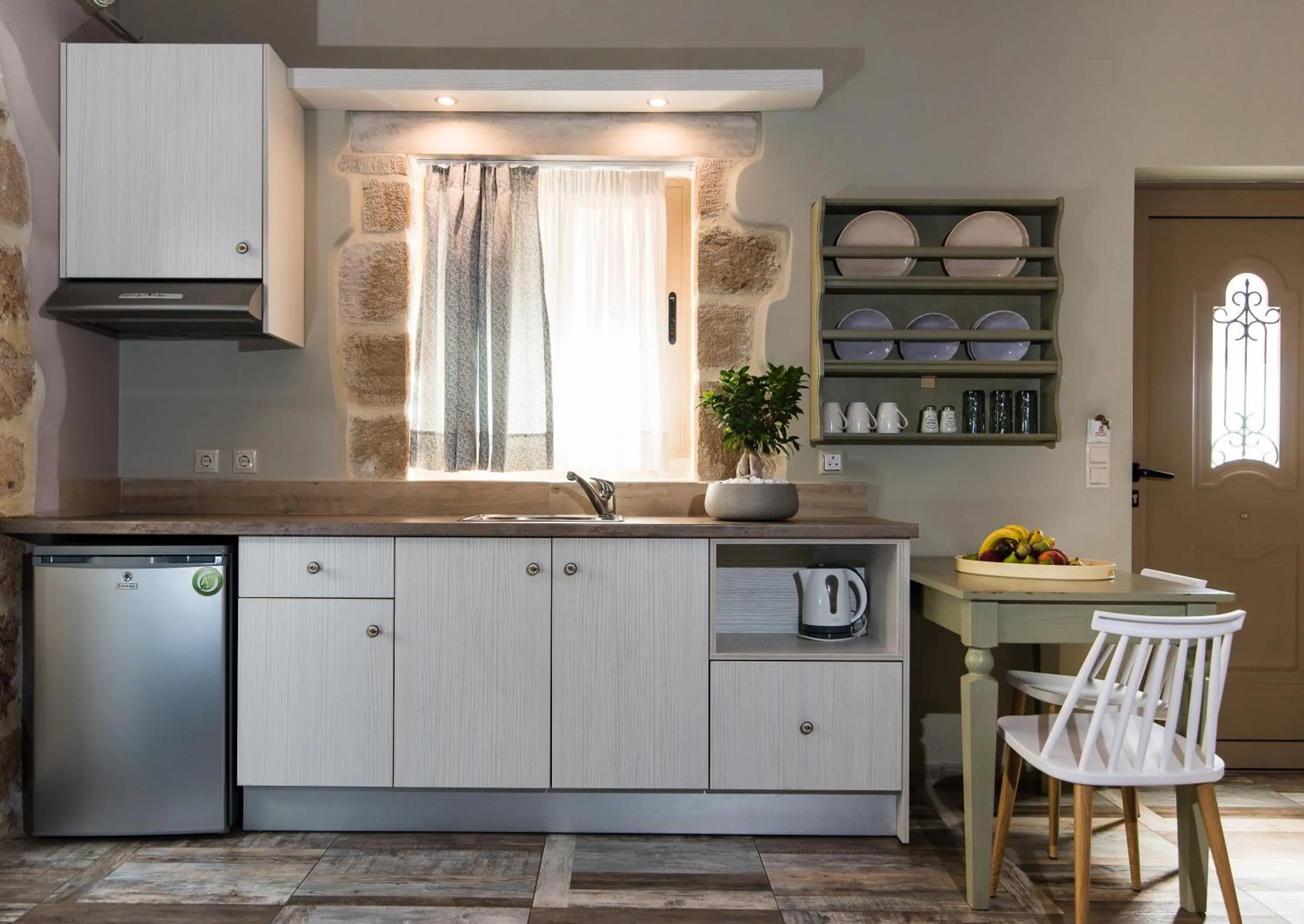 Kitchen or kitchenette in Sarpidon Apartments