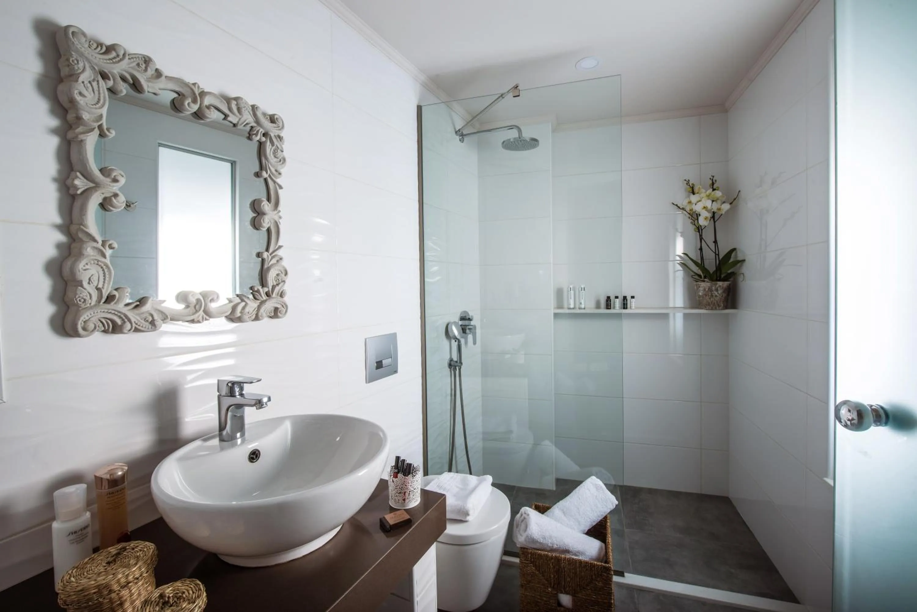 Bathroom in Sarpidon Apartments